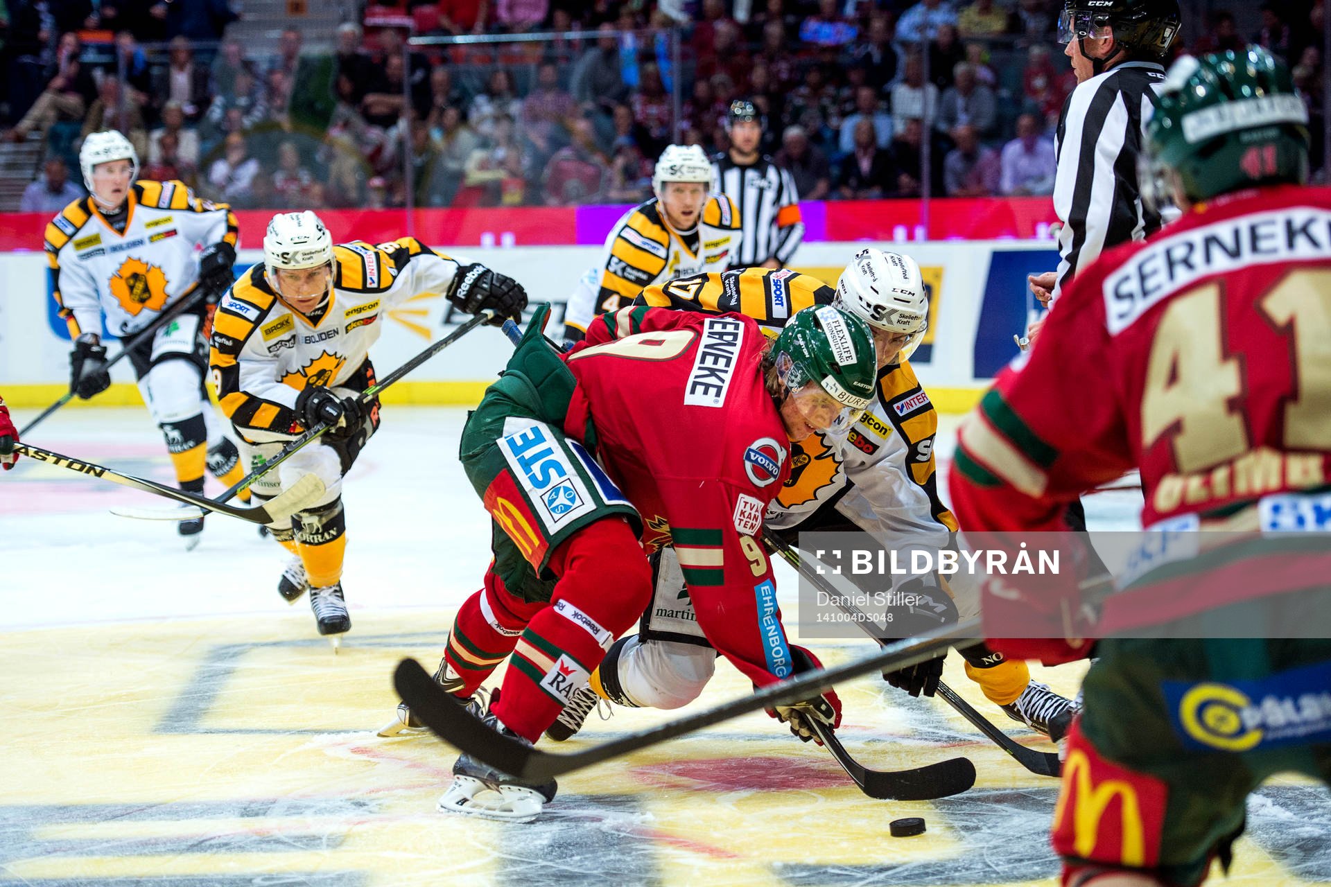 Frölundas Max Görtz tekar mot Skellefteås Pär Lindholm