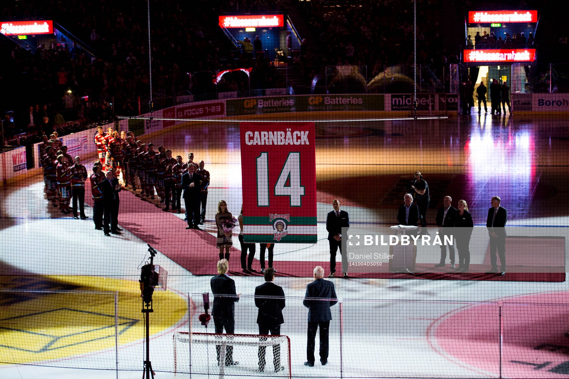 Patrik Carnbäck får sin tröja hissad innan