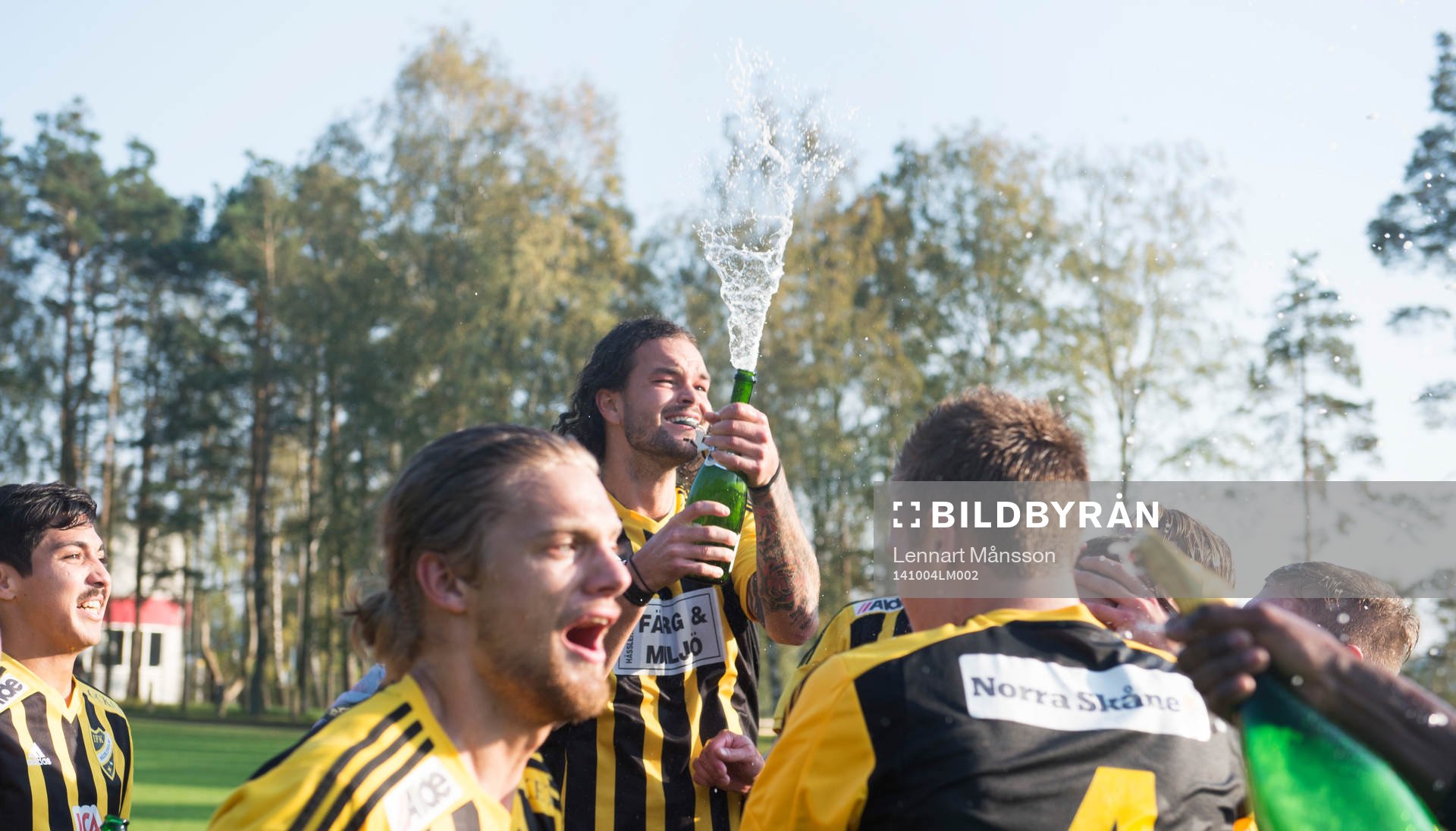 s Filip Thurn firade med skumpa i matchen i division 3