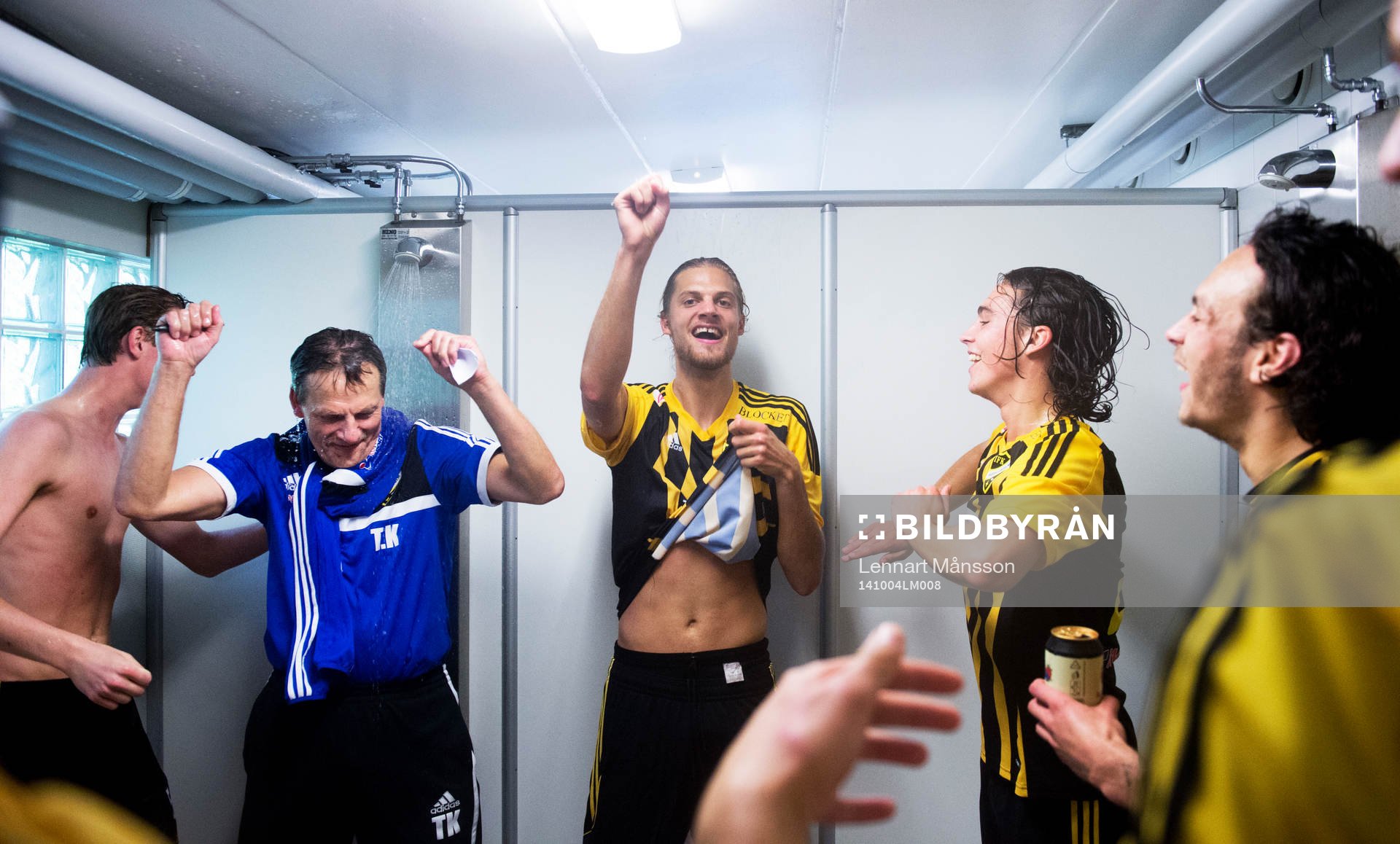 IFK Hässleholms matchhjälte Linus Karlsson duschar sin pappa materialförvaltare Tommy Karlsson i matchen i division 3 mellan Tollarp och IFK Hässleholm i Tollarp 4 oktober 2014.