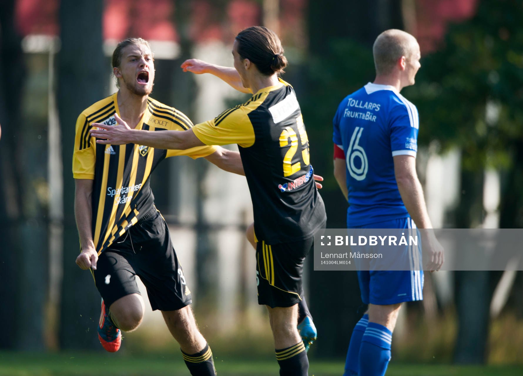 IFK Hässleholms Linus Karlsson har gjort segermålet 1-0 i matchen i division 3 mellan Tollarp och IFK Hässleholm i Tollarp 4 oktober 2014.