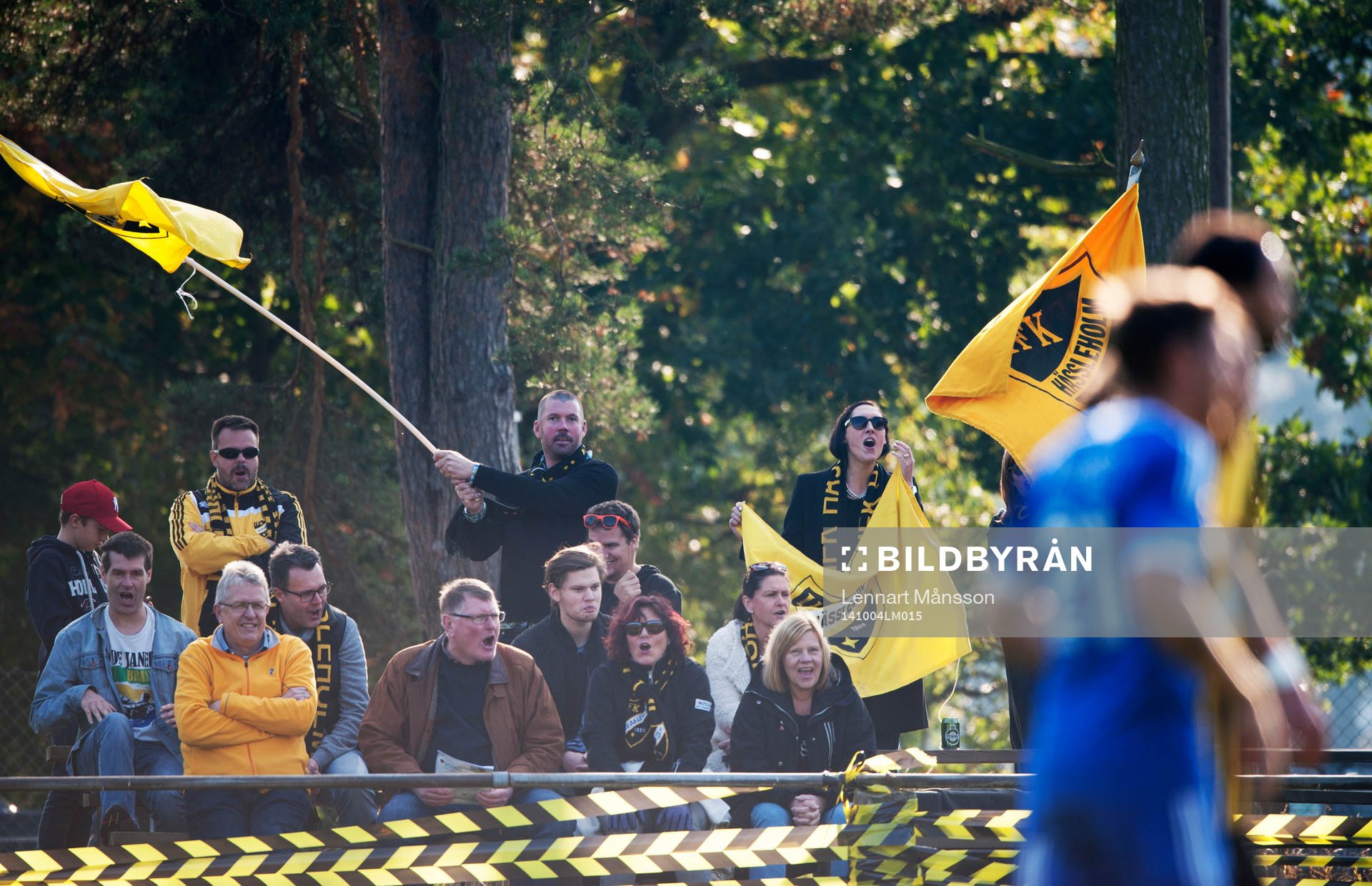 IFK Hässleholms supporters hejar fram sitt lag i matchen i