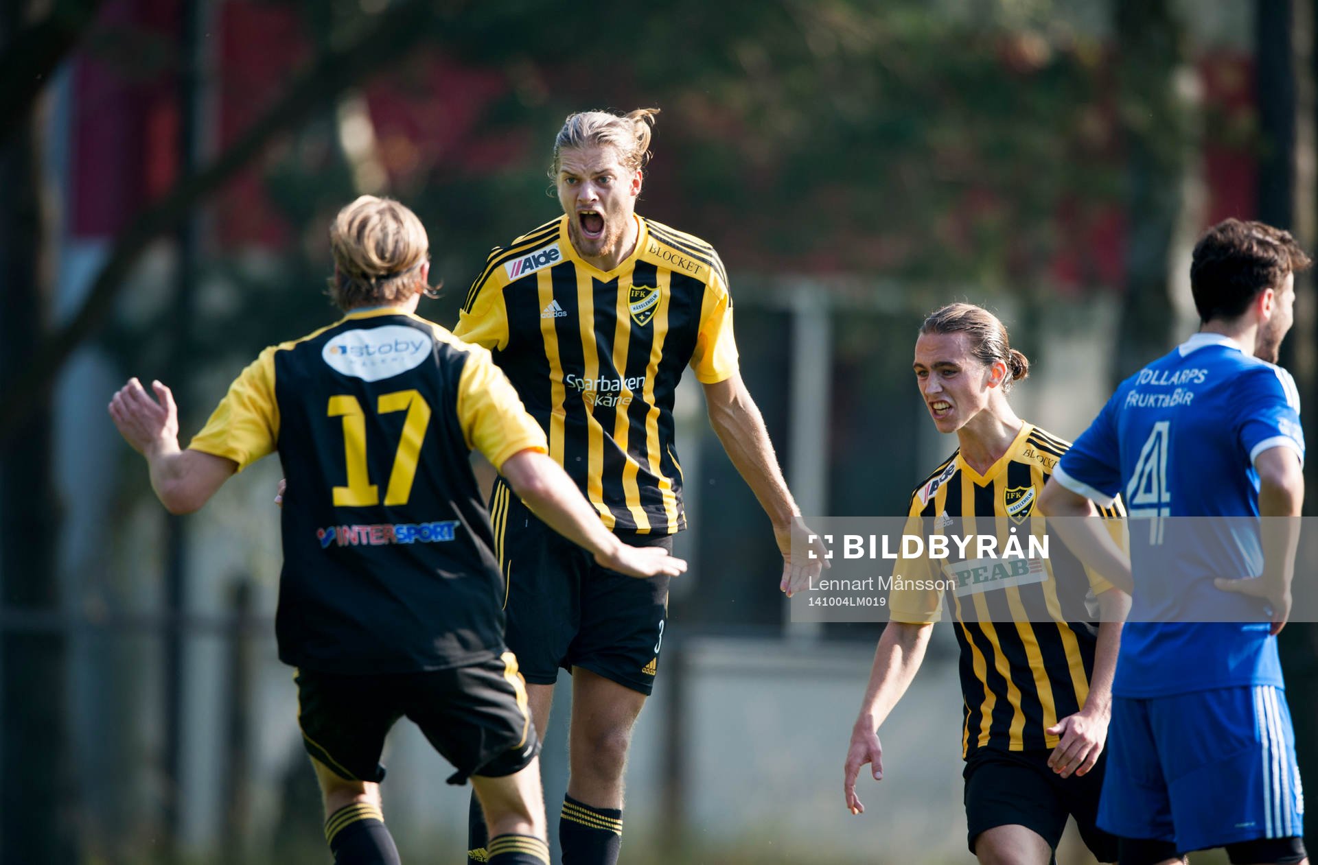 IFK Hässleholms Linus Karlsson har gjort segermålet 1-0 i matchen i division 3 mellan Tollarp och IFK Hässleholm i Tollarp 4 oktober 2014.