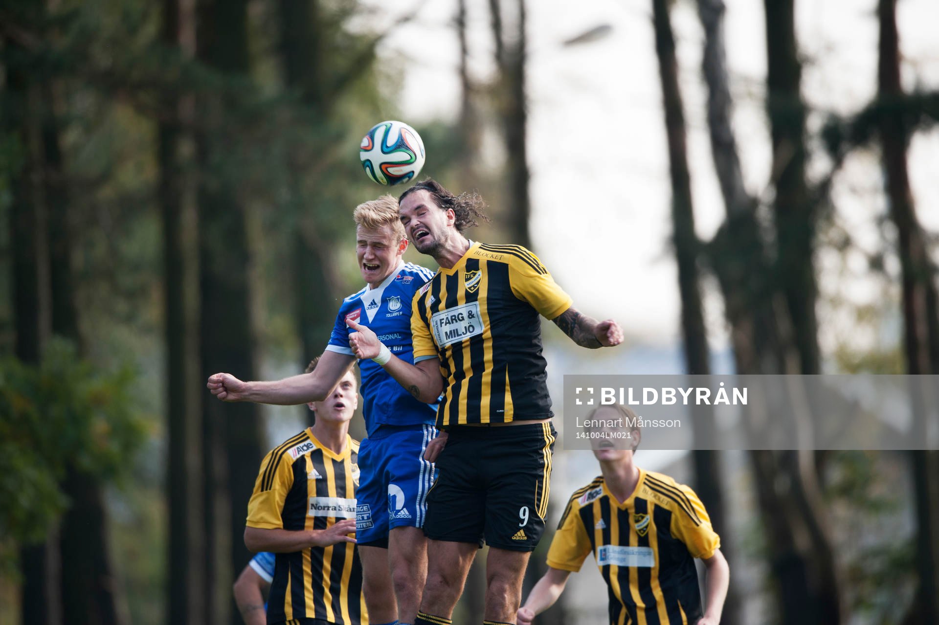  IFK Hässleholms Filip Thurn vinner nickduell i matchen i division 3 mellan Tollarp och IFK Hässleholm i Tollarp  4 oktober 2014.
