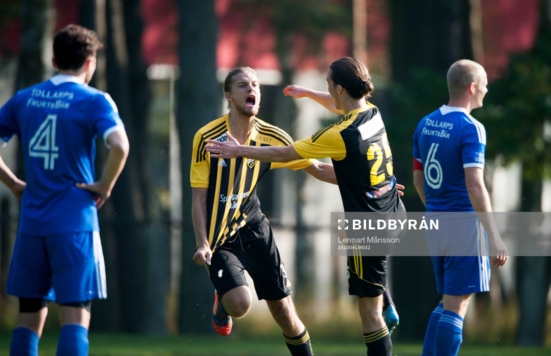 IFK Hässleholms Linus Karlsson har gjort segermålet 1-0 i matchen i division 3 mellan Tollarp och IFK Hässleholm i Tollarp 4 oktober 2014.