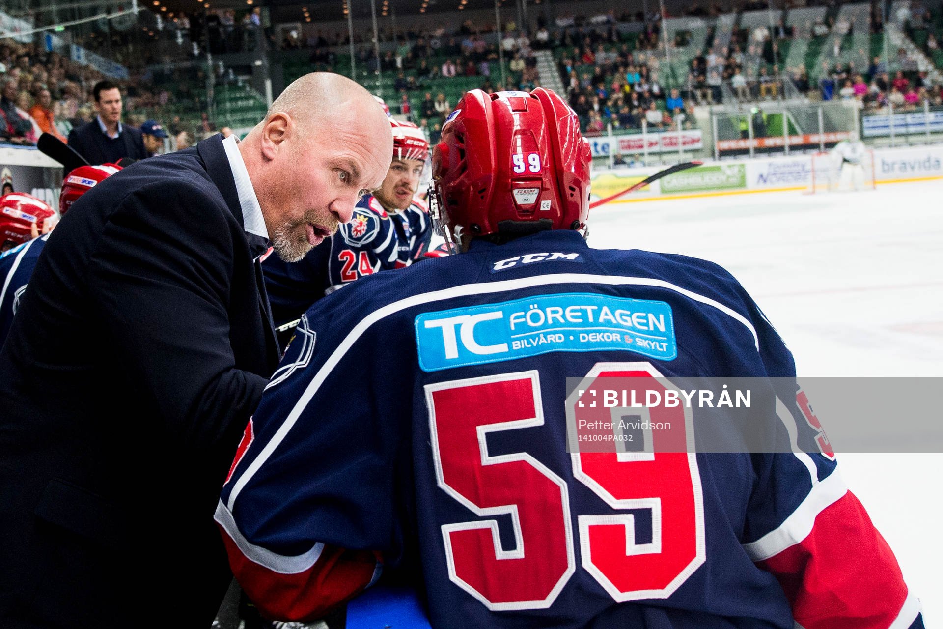 Södertäljes tränare Jan Karlsson pratar med Adam Hansen
