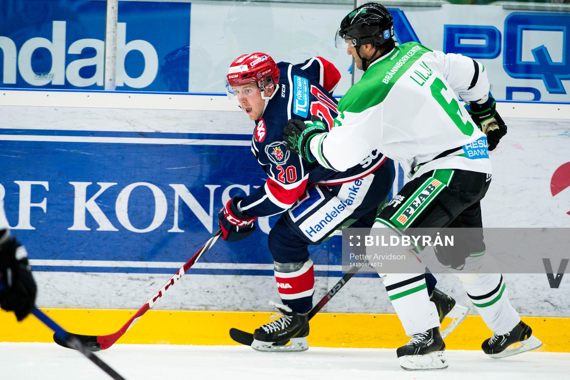 Södertäljes Victor Ahlström med Rögles Andreas Lilja i