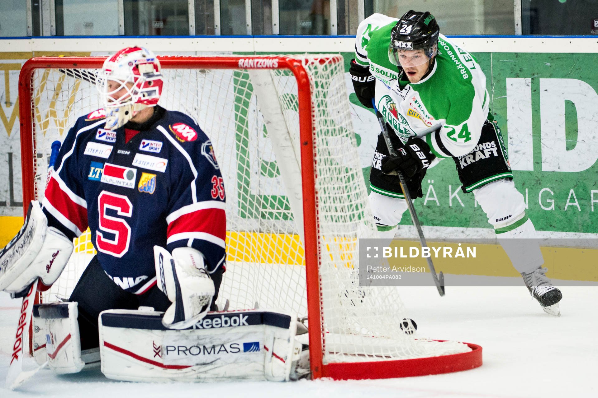 Rögles Peter LeBlanc med pucken bakom Södertäljes