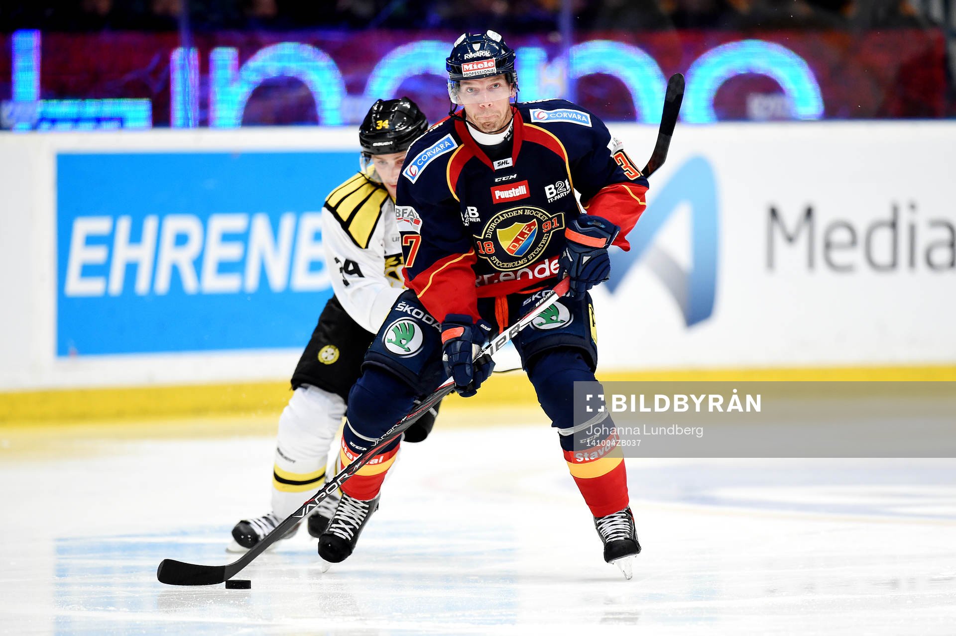 Brynäs Daniel Brodin jagar Djurgårdens Mikael Samuelsson