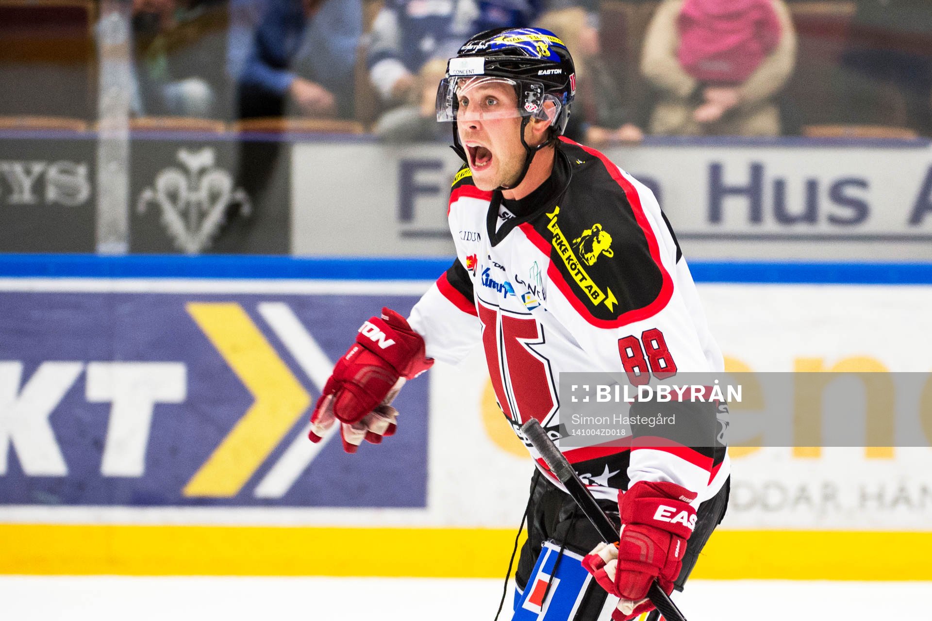 Viktor Ekbom skriker på domaren