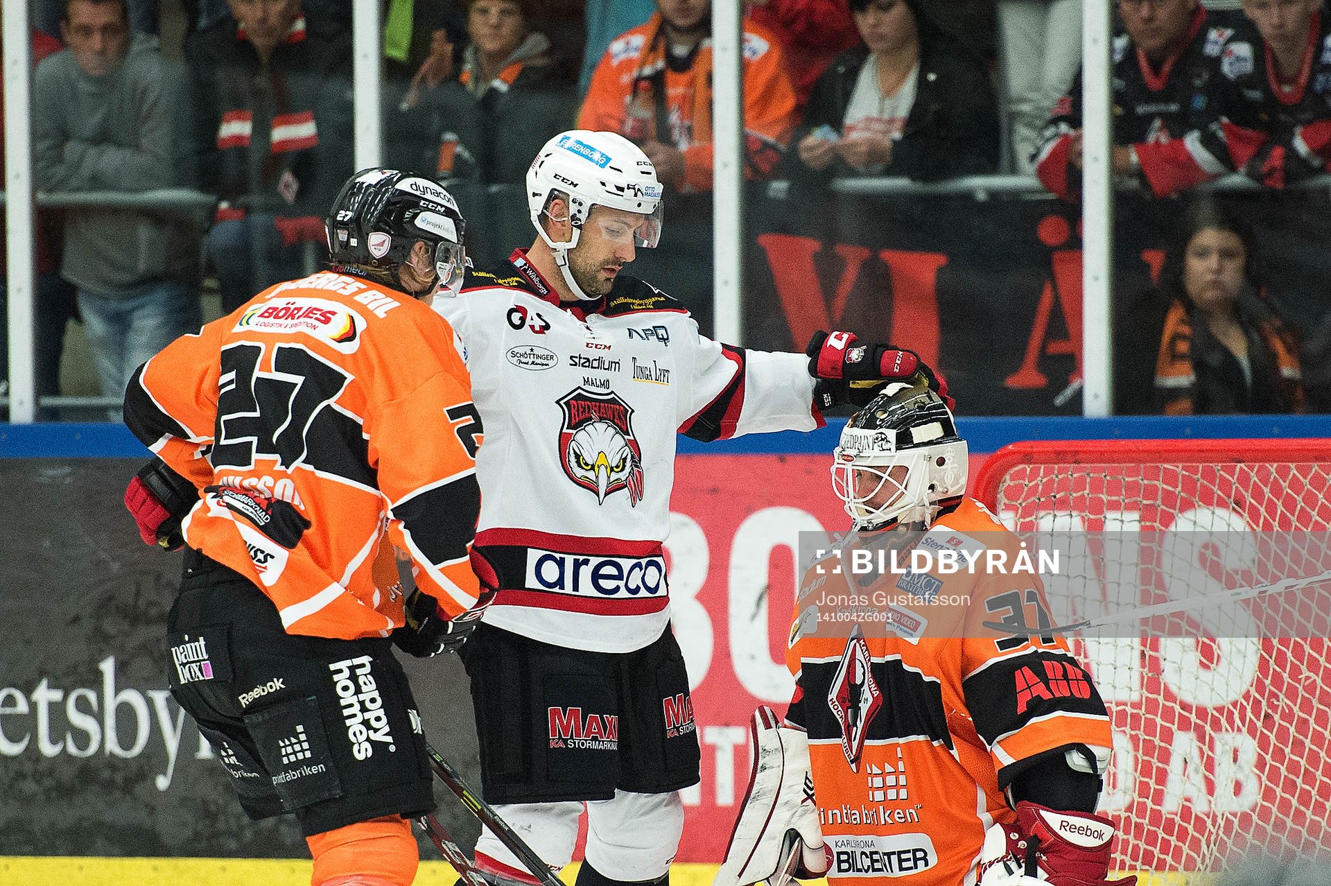 Malmö Redhawks Colin Stuart klappar Karlskronas målvakt