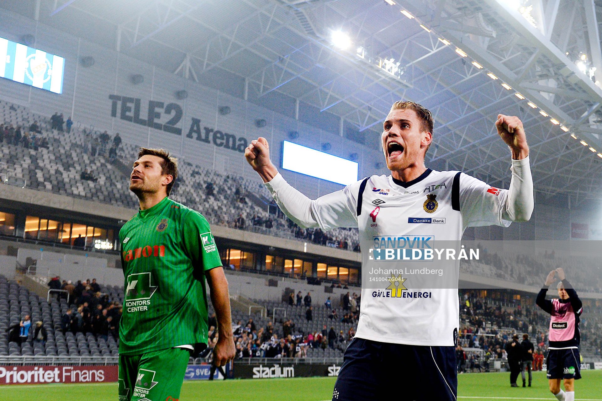 Gefles målvakt Emil Hedvall och David Fällman jublar och
