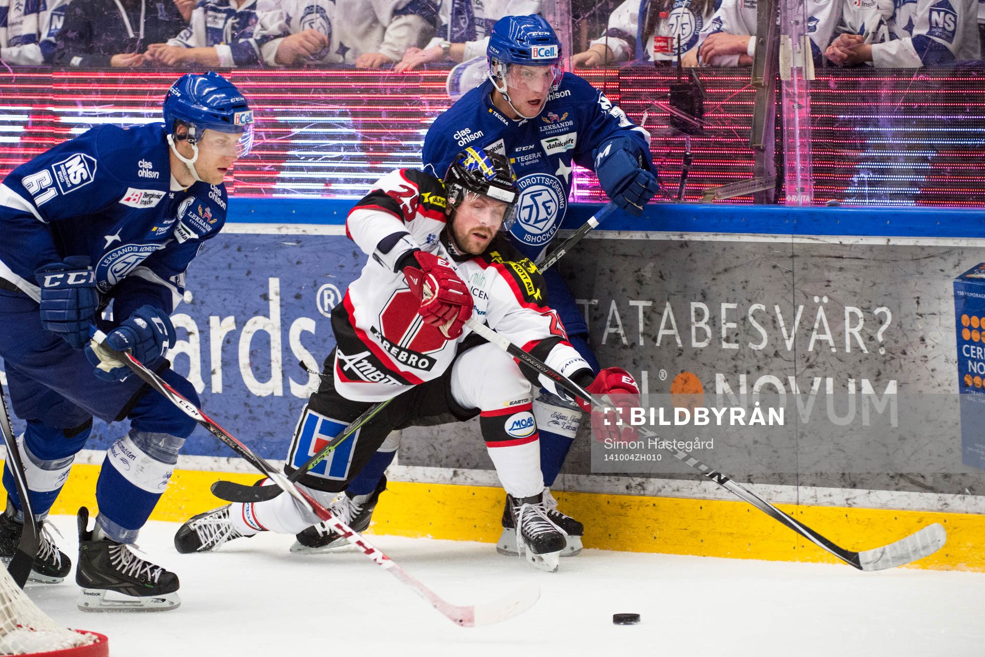 Leksands Johan Ryno och Linus Hultström i en duell med