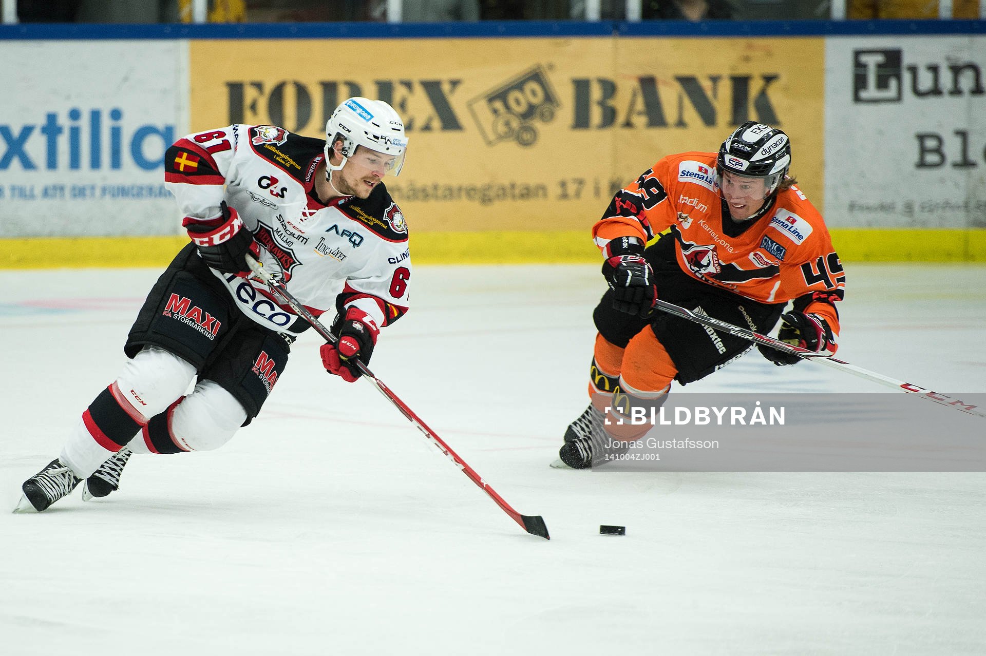 Malmö Redhawks Nicklas Jadeland jagas av Karlskronas Filip