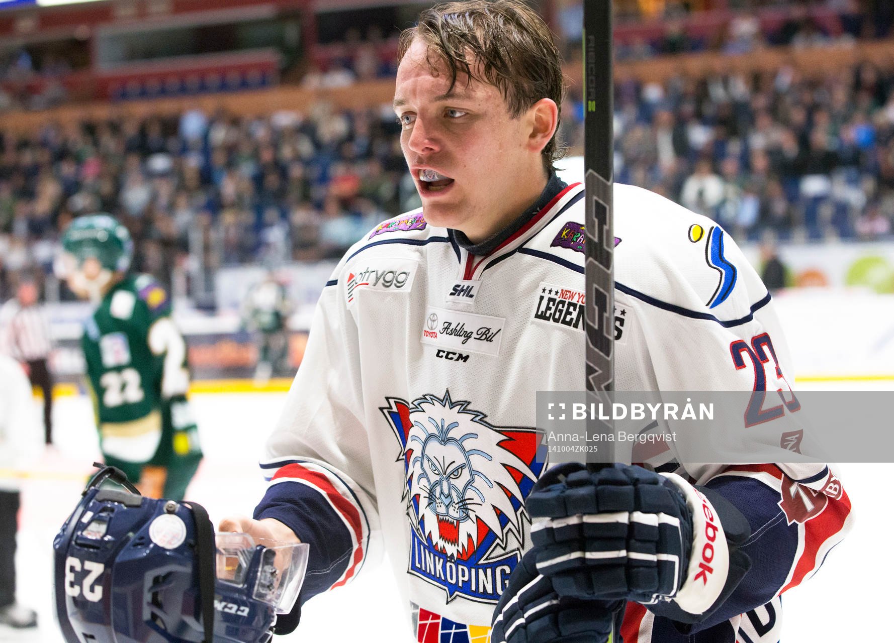 Linköpings Carl Dahlström är utan hjälm