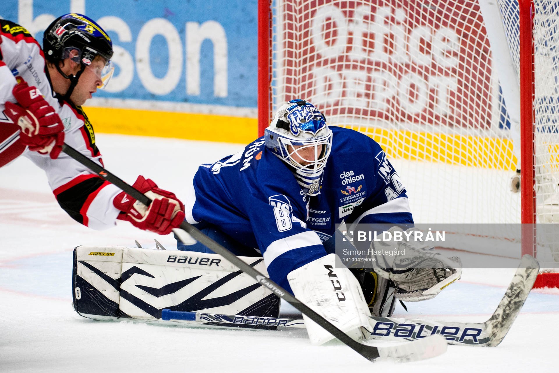 Leksands målvakt Joakim Lundström räddar skott från