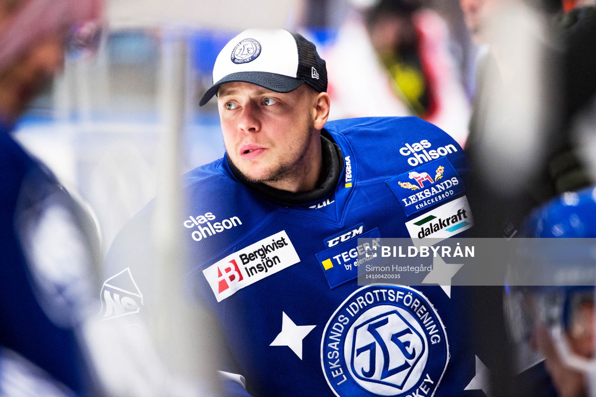Leksands målvakt Oscar Alsenfelt deppar i båset