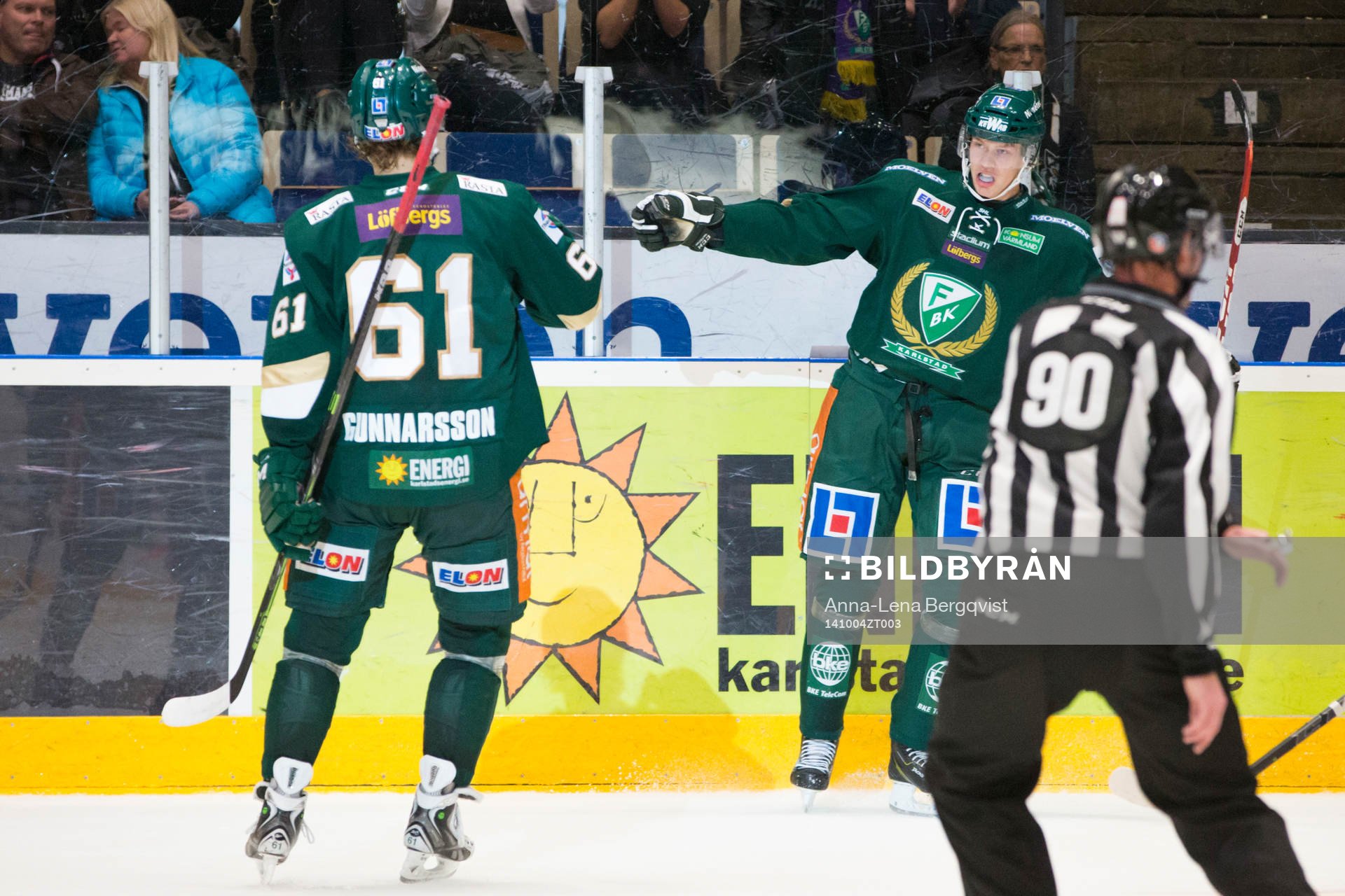 Färjestads Victor Ejdsell jublar och gratuleras av de