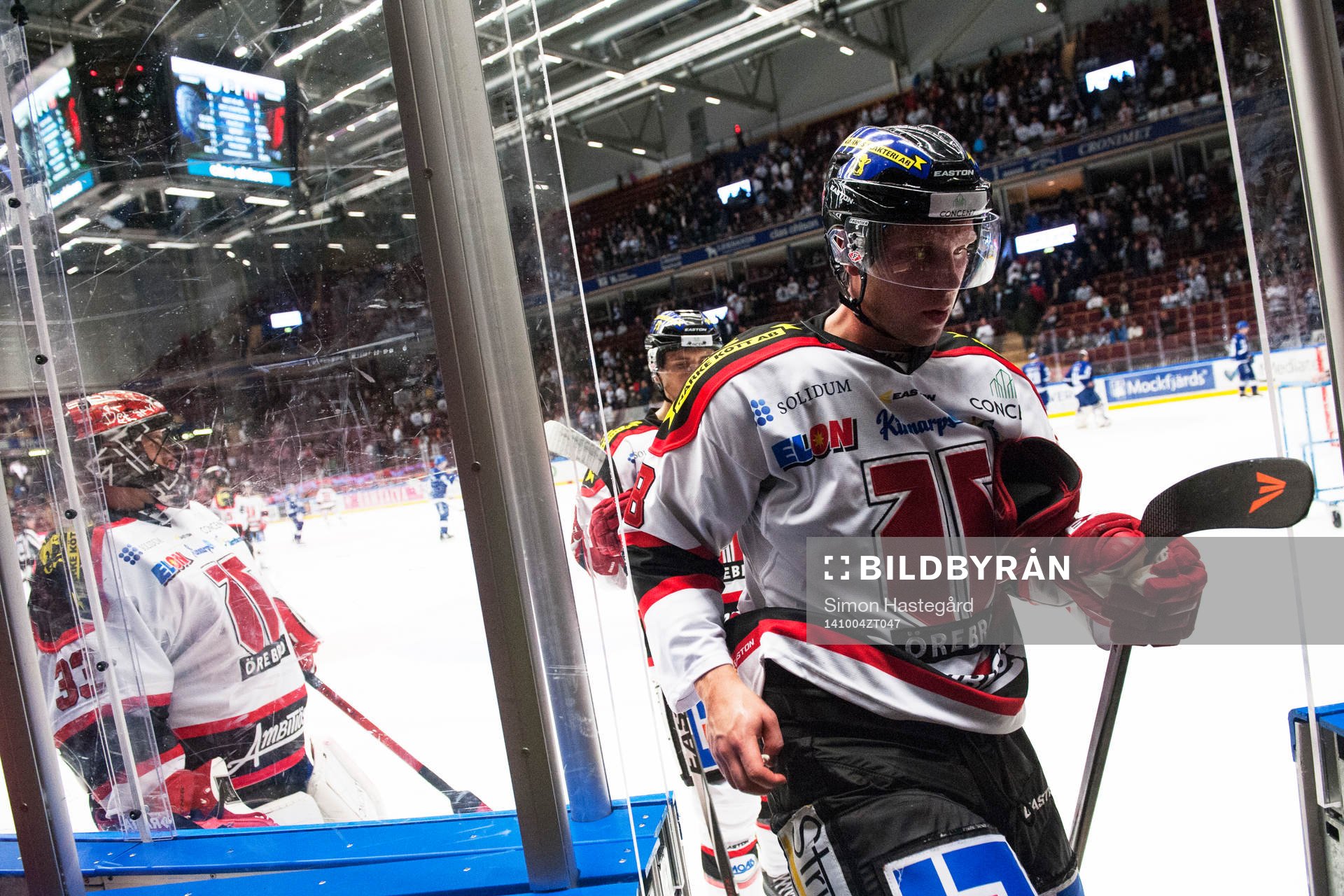 Örebros Viktor Ekbom deppar medan han lämnar isen