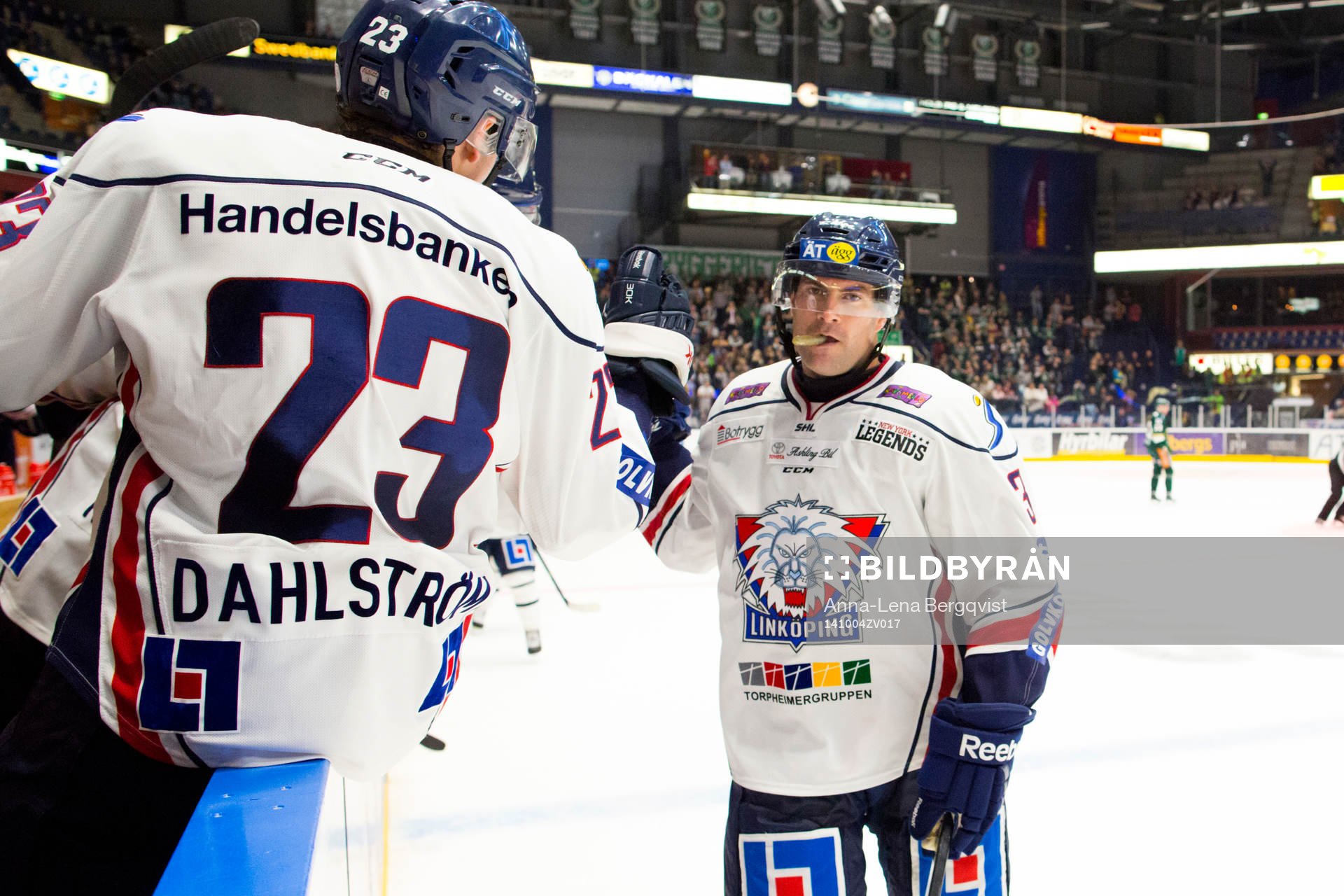 Linköpings Kent McDonell gör give me five