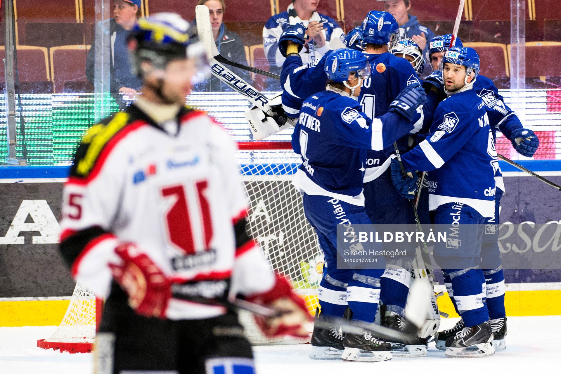 Leksands Eric Himelfarb, t.h, jublar med lagkamraterna
