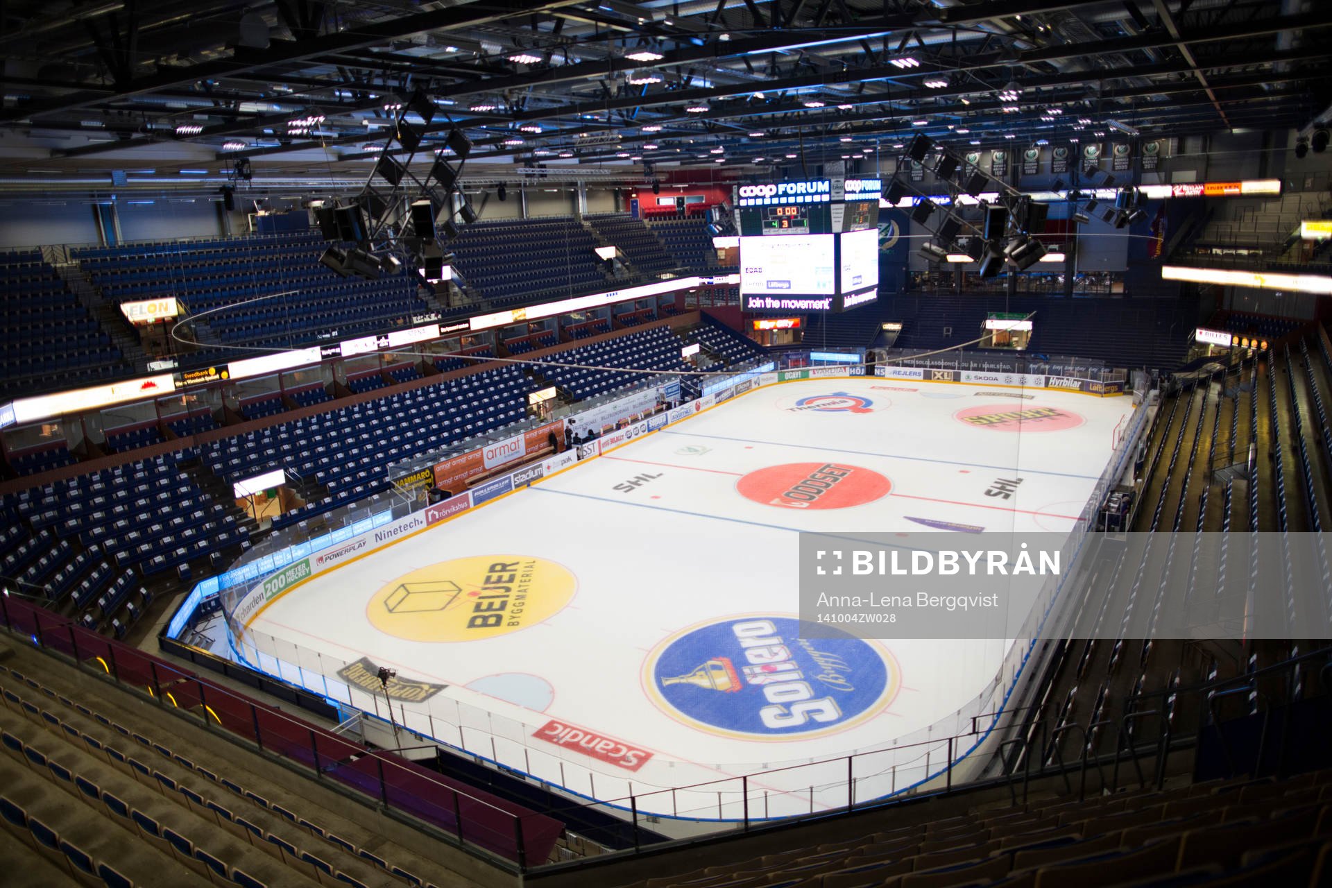 Vy över isen i Löfbergs Arena