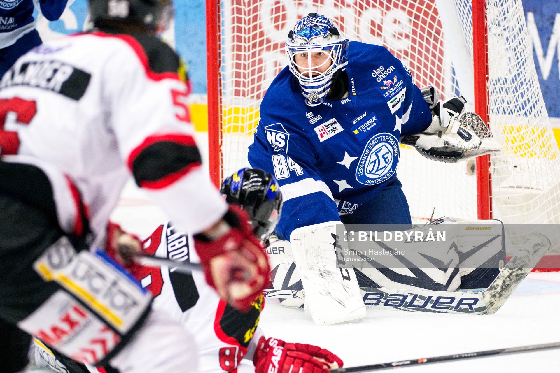 Leksands målvakt Joakim Lundström täcker skott