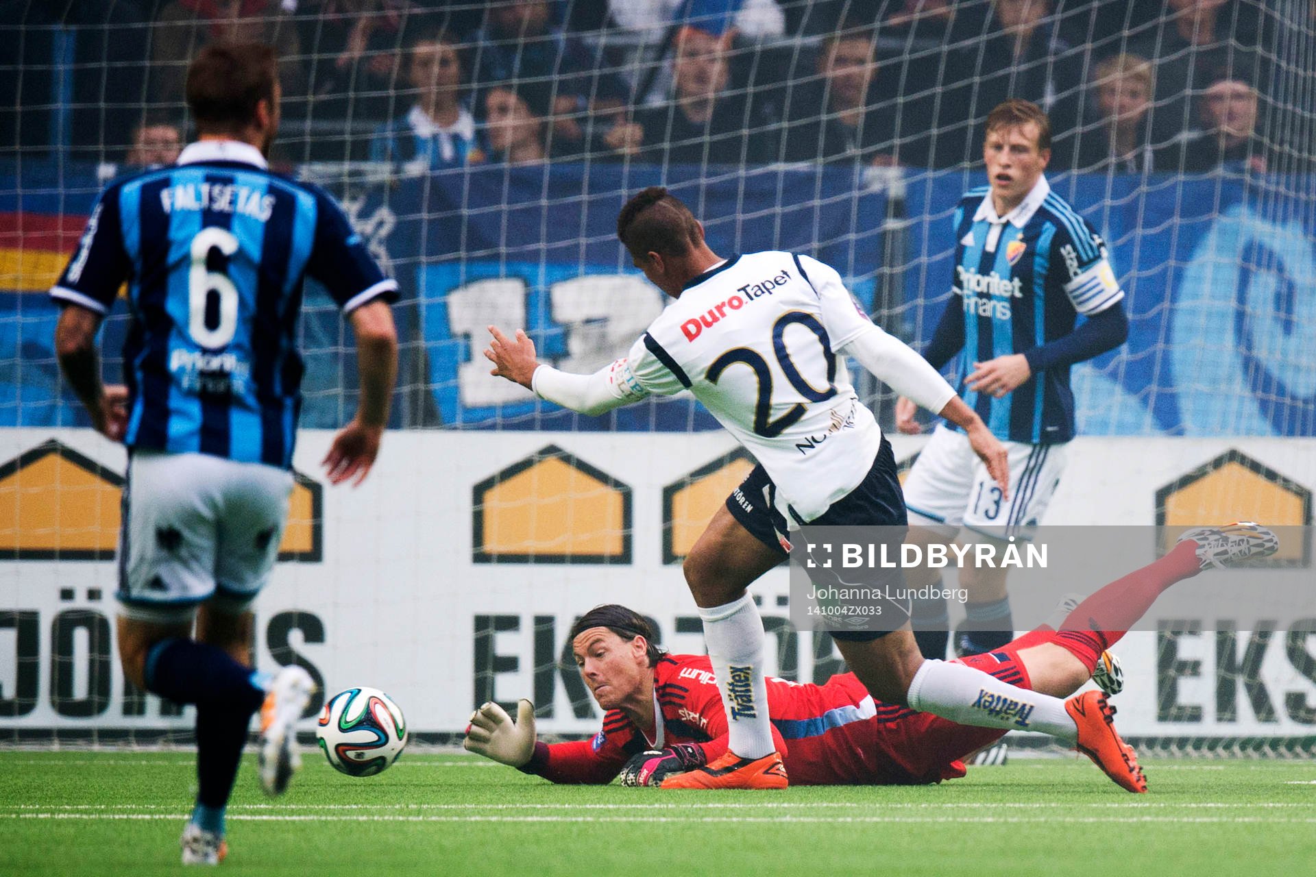 Gefles Emil Bellander får kontroll över bollen framför Djurgårdens målvakt Kenneth Høie och gör sedan 0-1 under fotbollsmatchen i Allsvenskan mellan Djurgården och Gefle den 4 oktober 2014 i Stockholm.