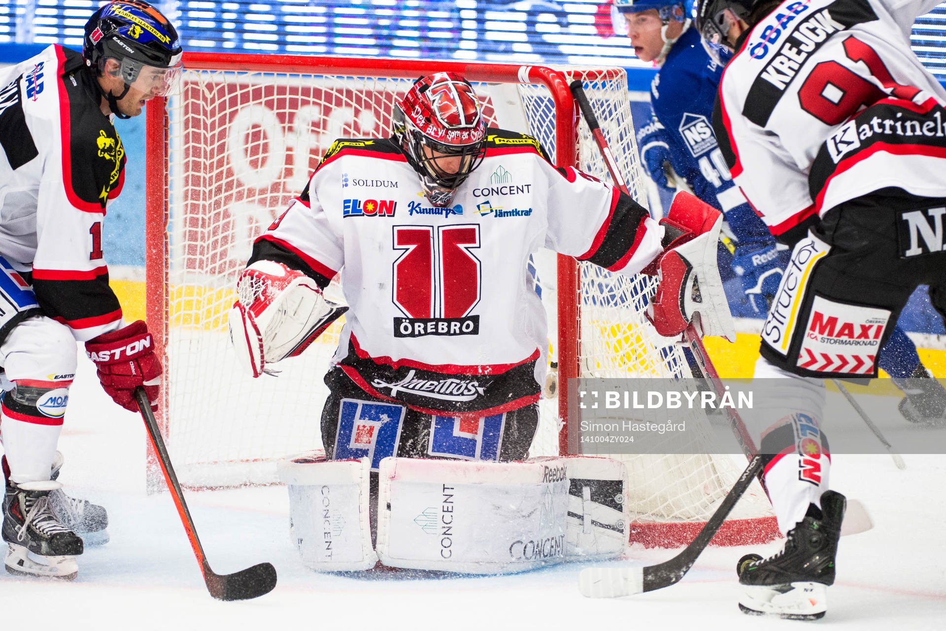 Julius Hudacek, målvakt i Örebro, räddar skott
