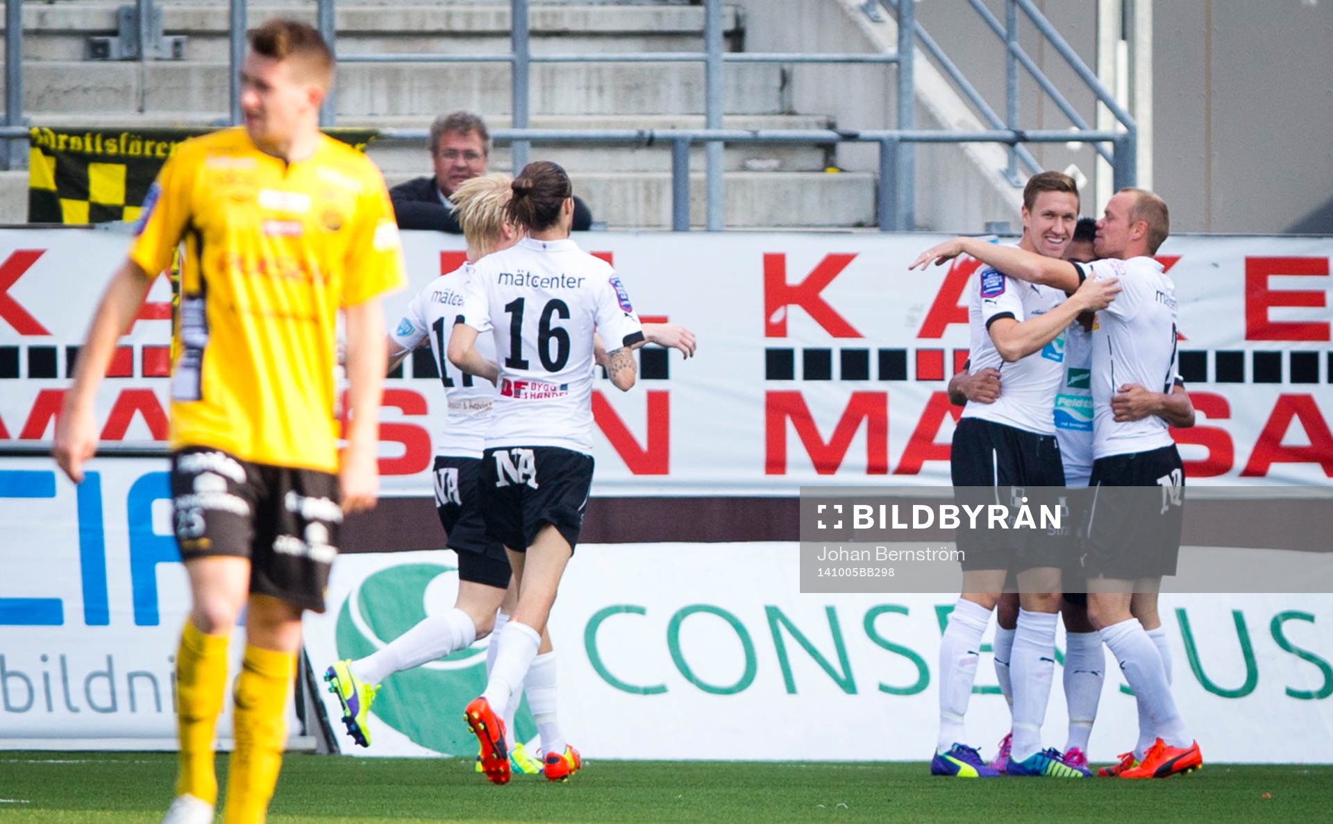 Örebros Marcus Pode gör 1-0 och jublar med Patrik Haginge