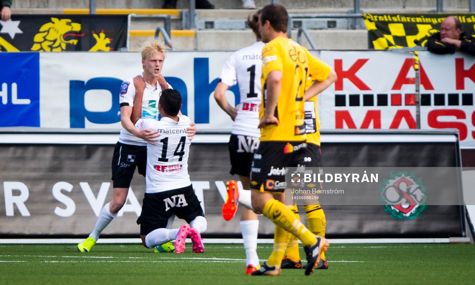 Örebros Karl Holmberg gör 2-0 och jublar med Daniel