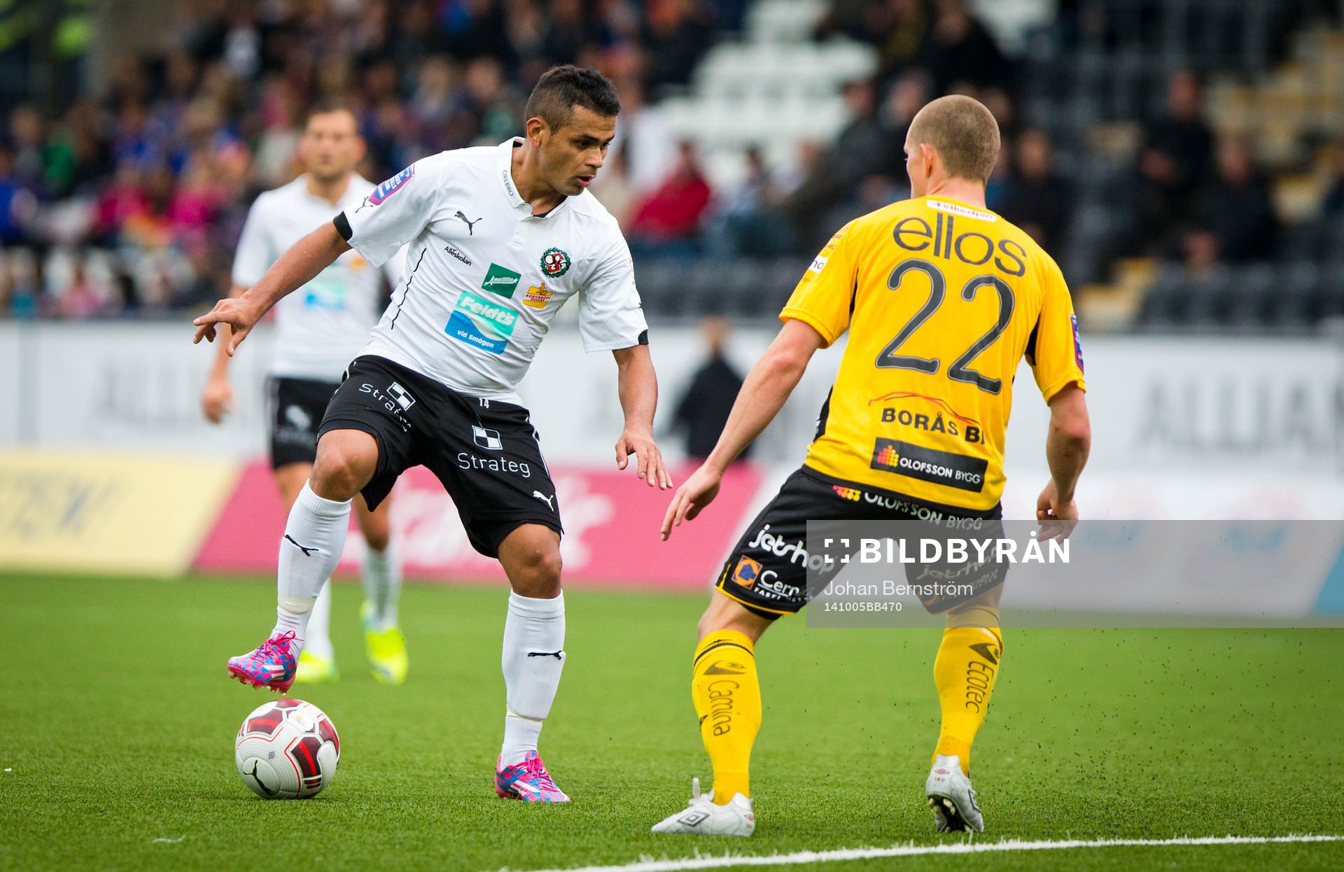 Örebros Daniel Sobralense mot Elfsborgs Anton Lans under fotbollsmatchen i Allsvenskan mellan Örebro och Elfsborg den 5 oktober 2014 i Örebro.
