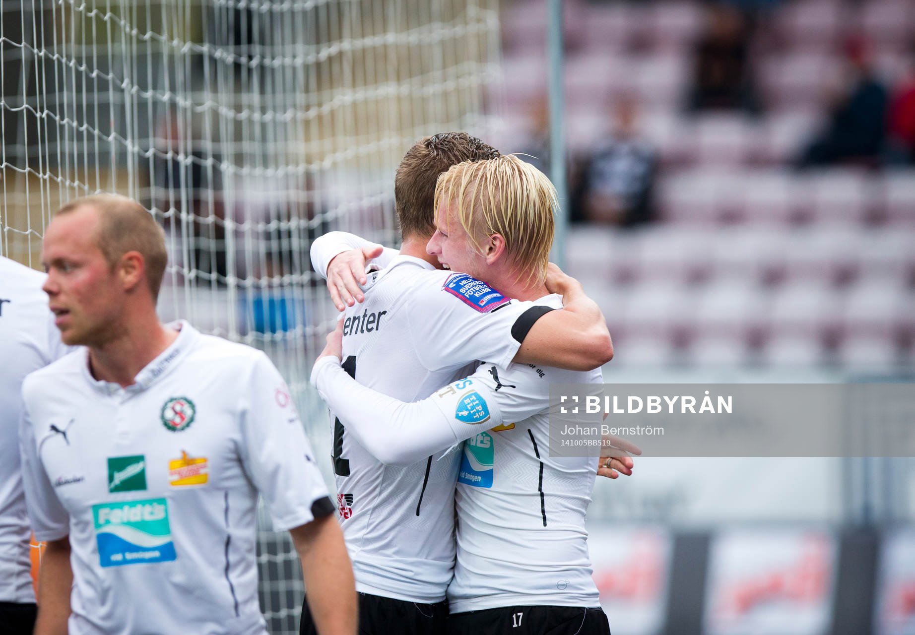 Örebros Marcus Pode gör 3-1 och jublar med Karl Holmberg