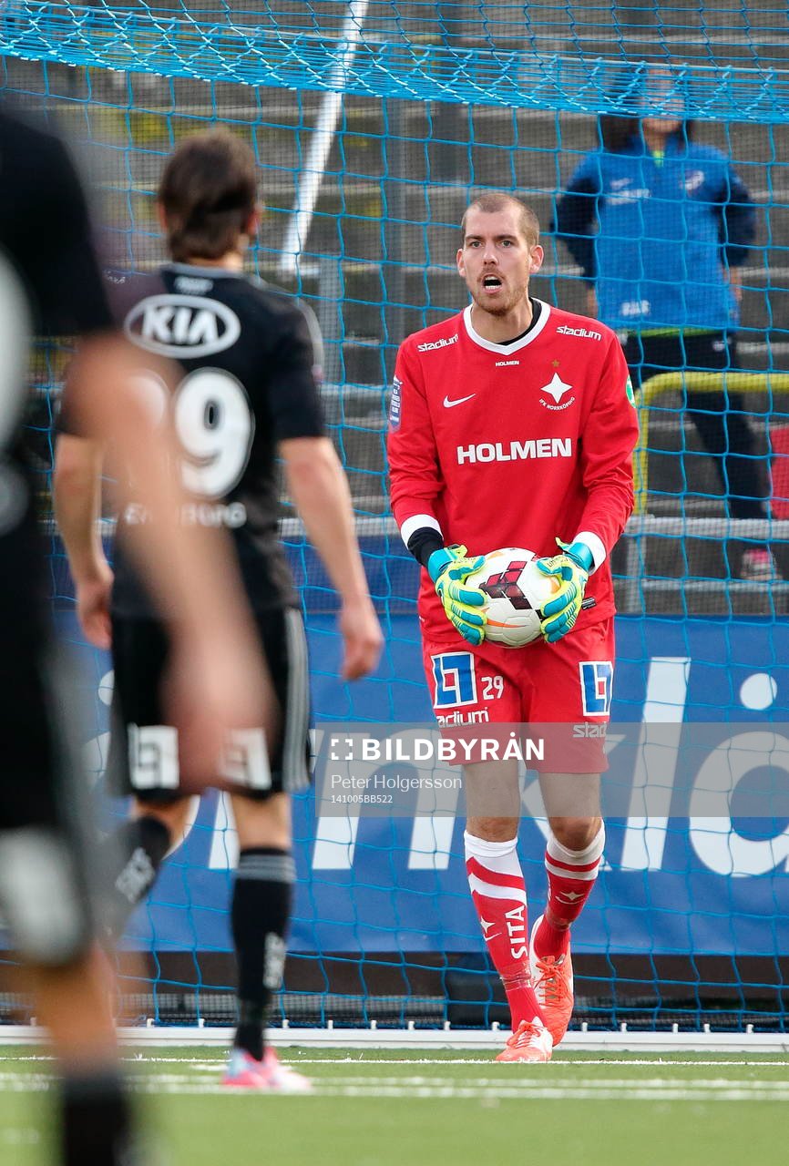 Norrköpings målvakt Marcus Sahlman höll nollan framför IFK Göteborgs Lasse Vibe under fotbollsmatchen i Allsvenskan mellan Norrköping och IFK Göteborg den 05 oktober 2014 i Norrköping.