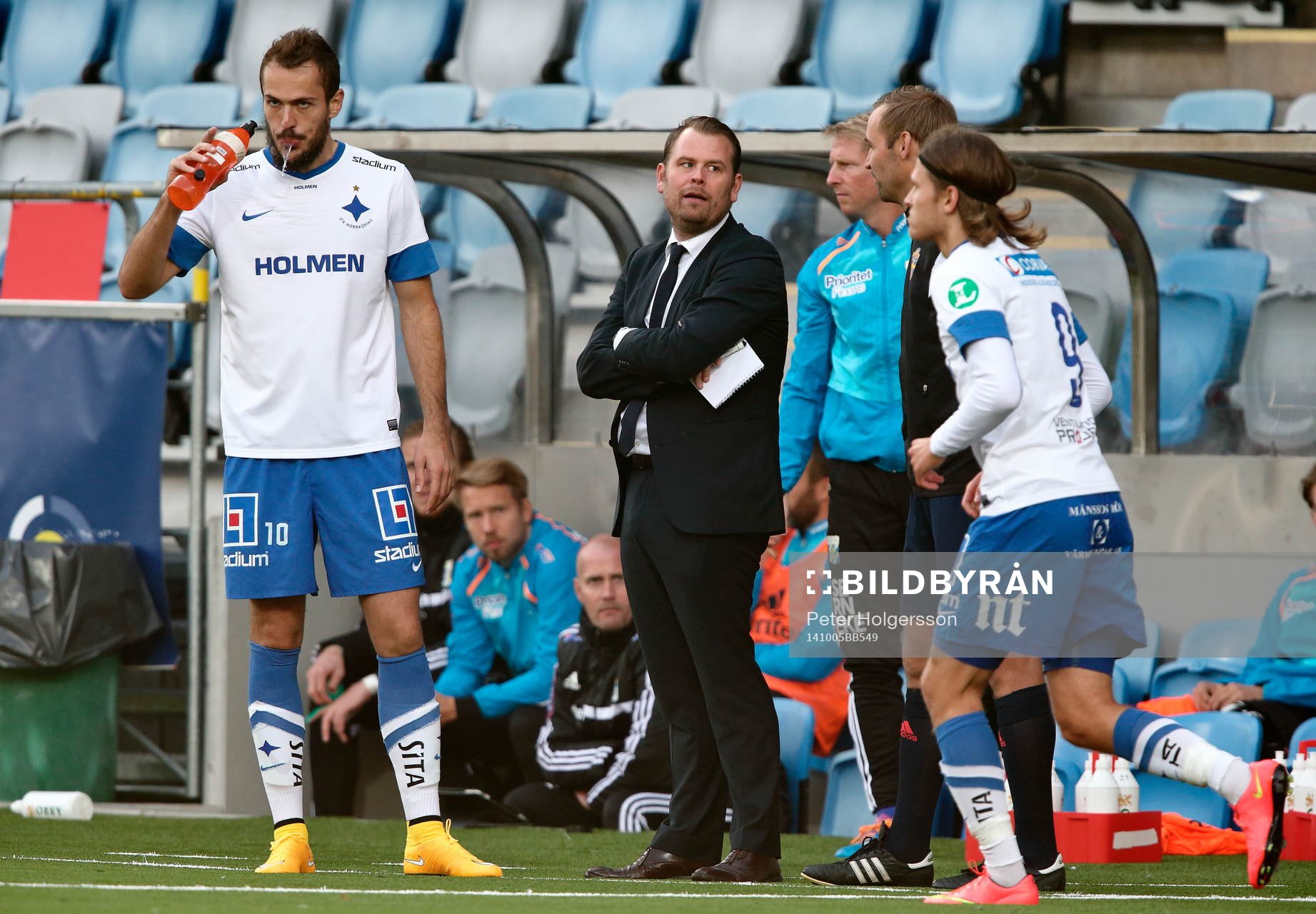 Norrköpings Emir Kujovic dricker intill IFK Göteborgs tränare Mikael Stahre under fotbollsmatchen i Allsvenskan mellan Norrköping och IFK Göteborg den 05 oktober 2014 i Norrköping.