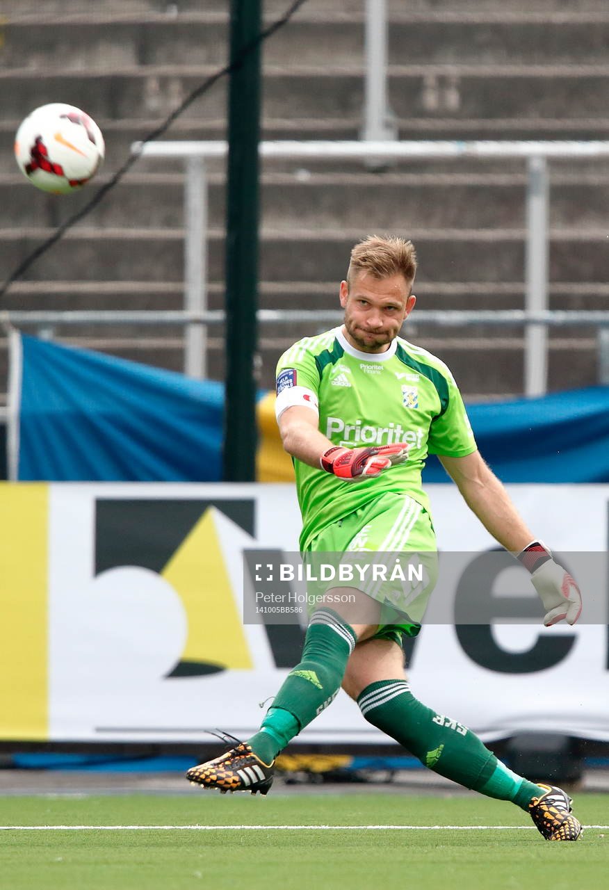 IFK Göteborgs målvakt John Alvbåge slår inspark