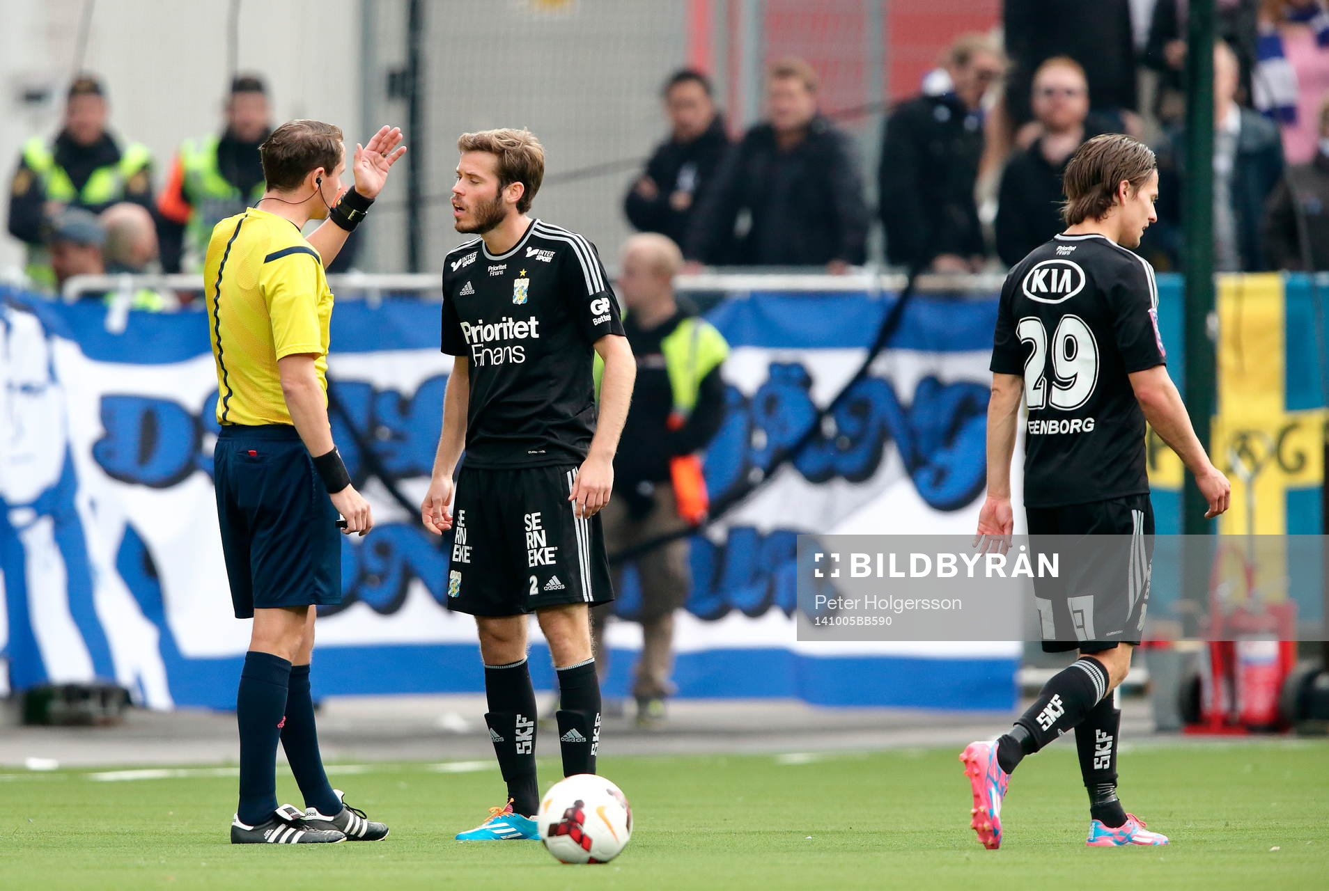 IFK Göteborgs Kjetil Waehler reagerar på beslut av domare