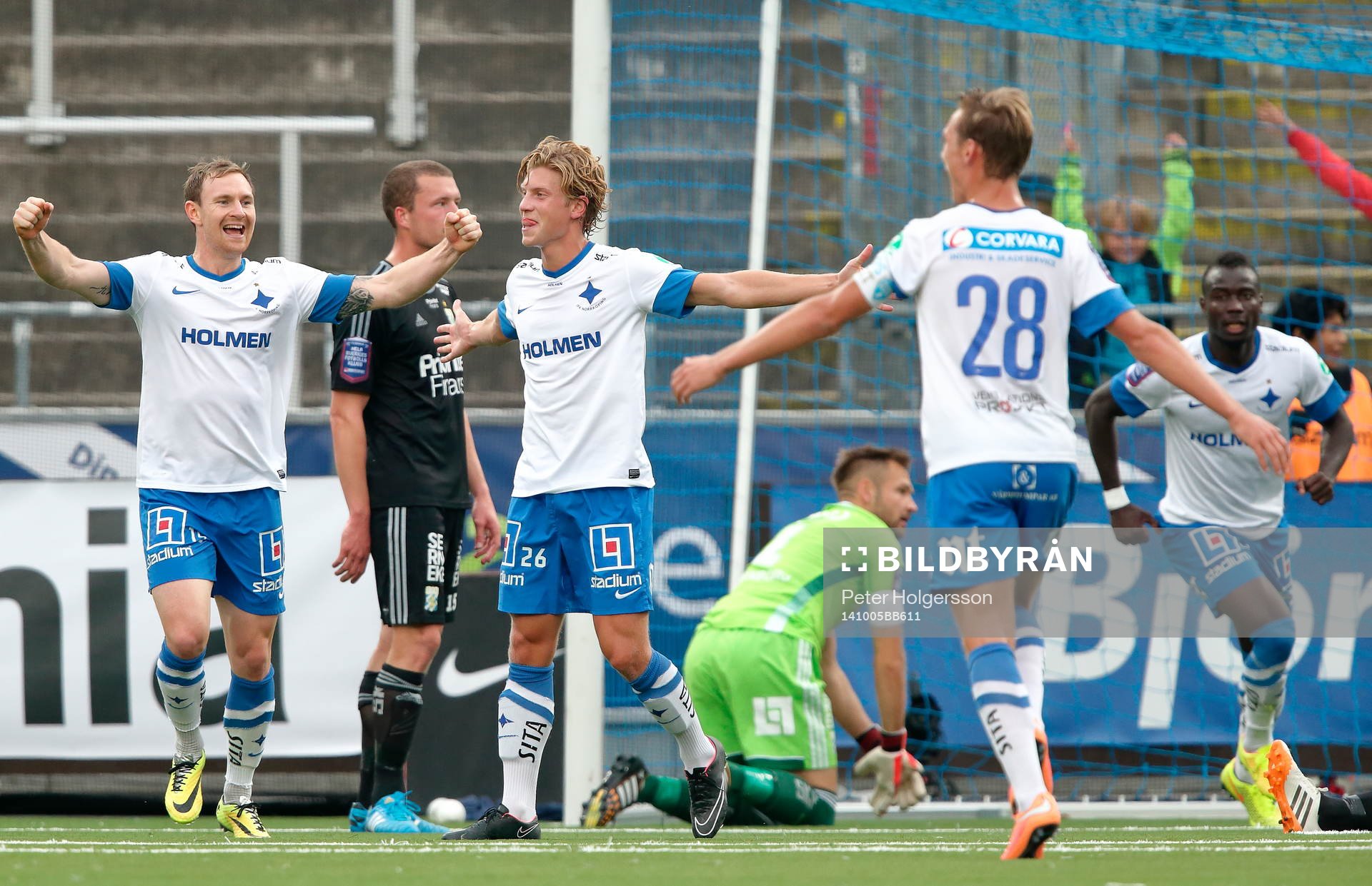 Norrköpings Alexander Fransson jublar mellan Marcus Falk