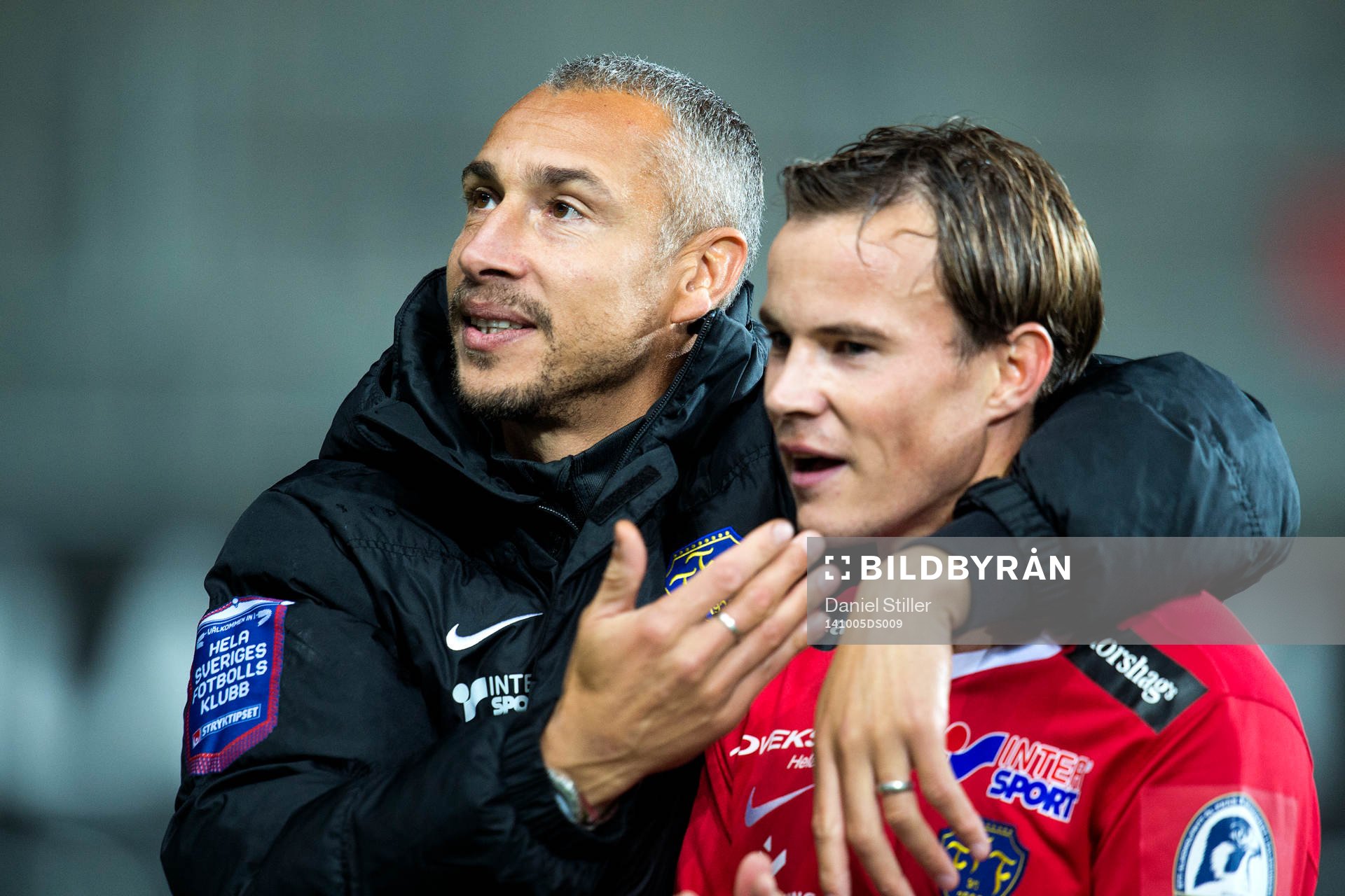 Falkenbergs tränare Henrik Larsson klappar om Anton Wede
