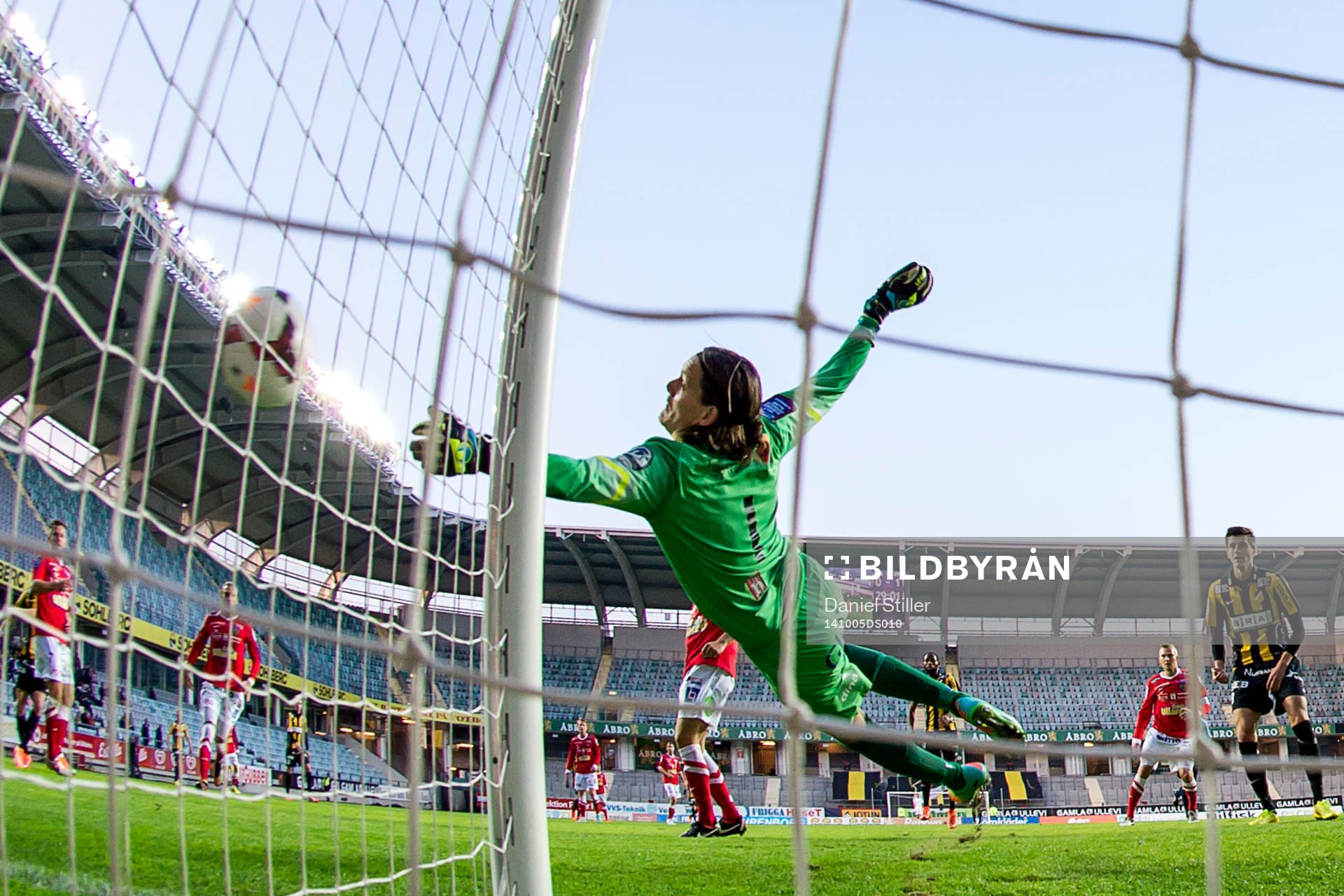 Falkenbergs målvakt Otto Martler räddar en boll under fotbollsmatchen i Allsvenskan mellan Häcken och Falkenberg den 5 oktober 2014 i Göteborg.