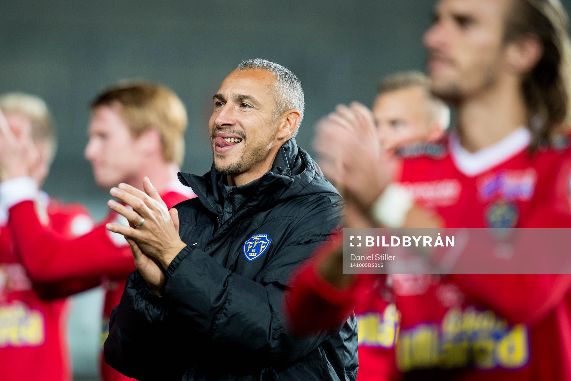 Falkenbergs tränare Henrik Larsson tackar publiken efter seger i fotbollsmatchen i Allsvenskan mellan Häcken och Falkenberg den 5 oktober 2014 i Göteborg.