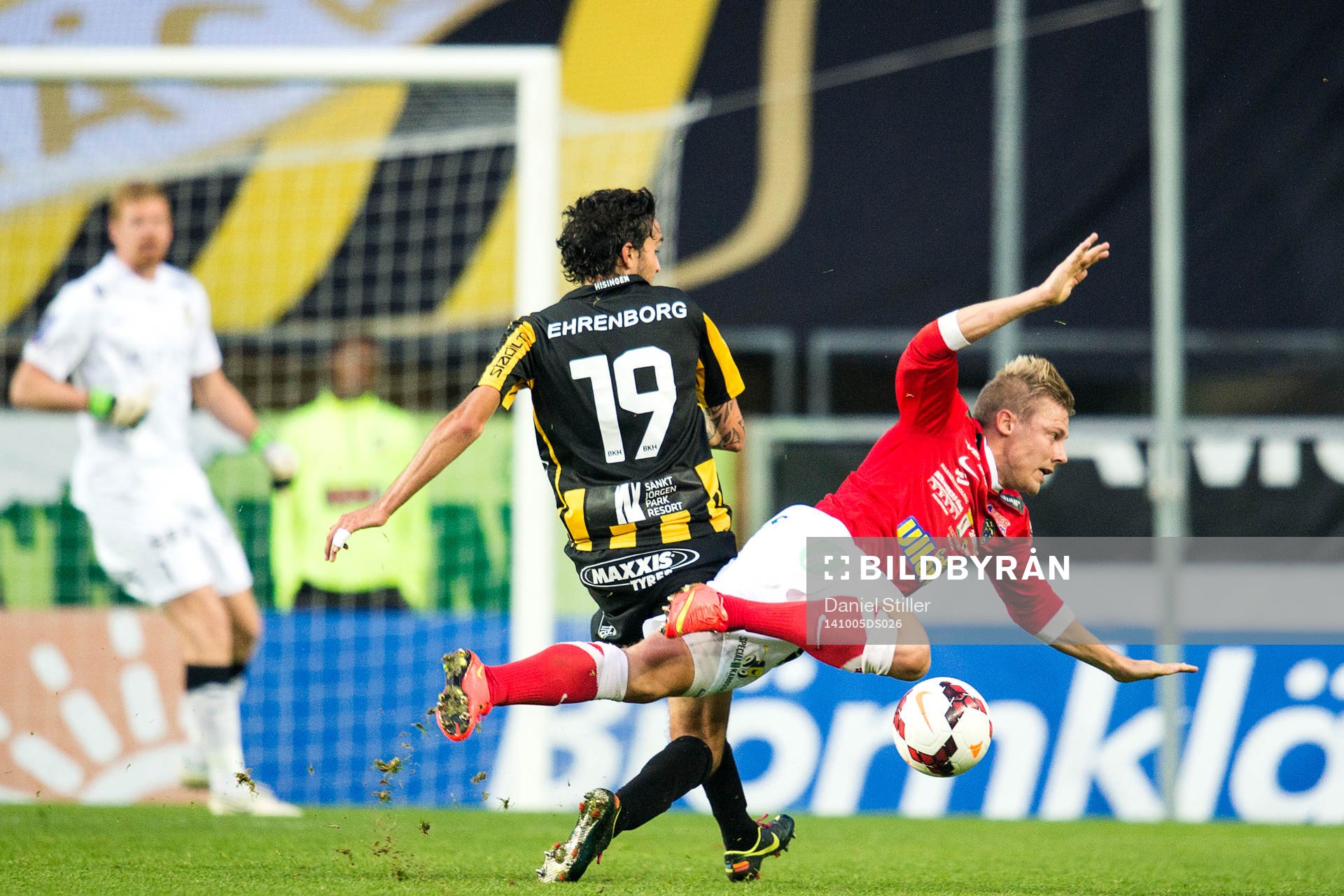 Falkenbergs Patrik Ingelsten faller