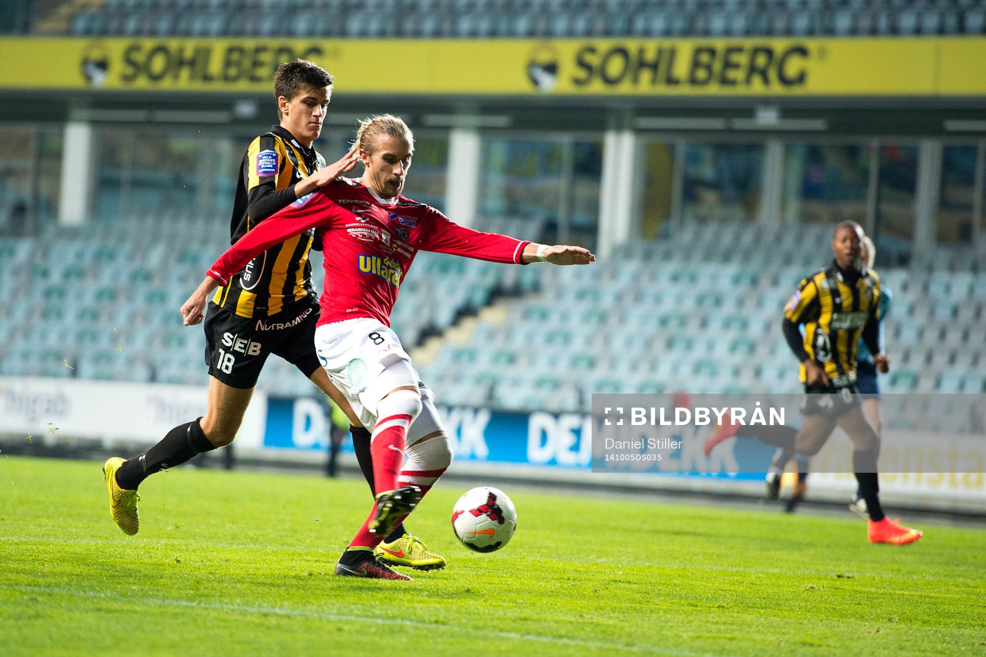 Häckens Alexander Jeremejeff jagar Falkenbergs Tobias