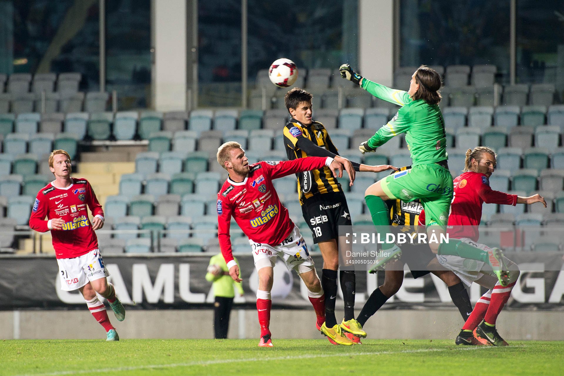 Häckens Alexander Jeremejeff i kamp med Falkenbergs målvakt Otto Martler under fotbollsmatchen i Allsvenskan mellan Häcken och Falkenberg den 5 oktober 2014 i Göteborg.