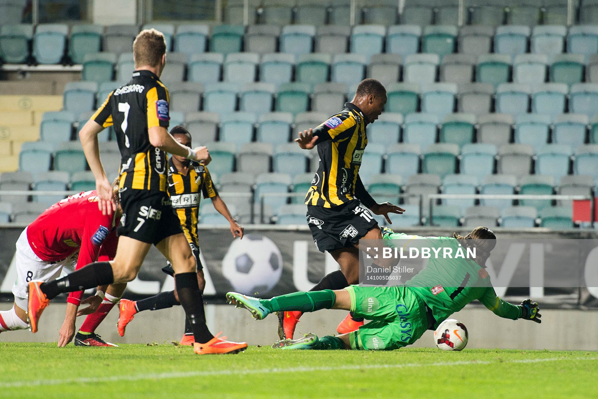 Häckens Carlos Strandberg försöker runda Falkenbergs