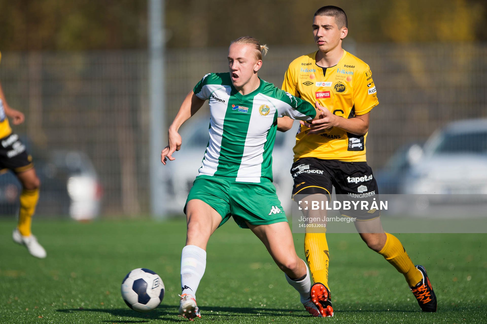 Hammarbys Isac Lidberg och Elfsborgs Ibrahim Dresevic under fotbollsmatchen i U17-slutspelet mellan Elfsborg och Hammarby den 5 oktober 2014 i Borås.