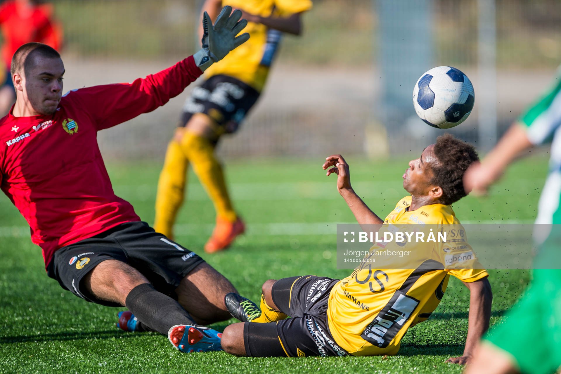Hammarbys målvakt Niklas Jansson räddar friläge från