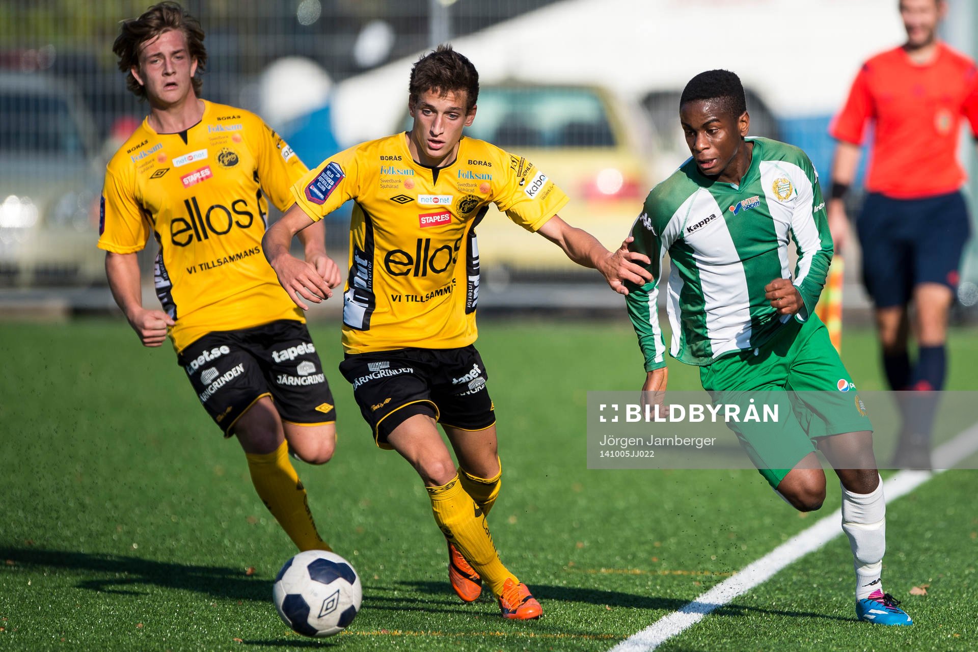 Hammarbys Chris Makindu och Elfsborgs Arian Kabashi kämpar om bollen vid sidlinjen under fotbollsmatchen i U17-slutspelet mellan Elfsborg och Hammarby den 5 oktober 2014 i Borås.