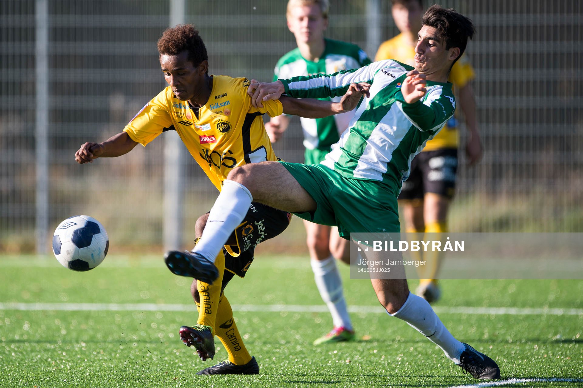 Kamp om bollen mellan Hammarbys Rodi Tekes och Elfsborgs
