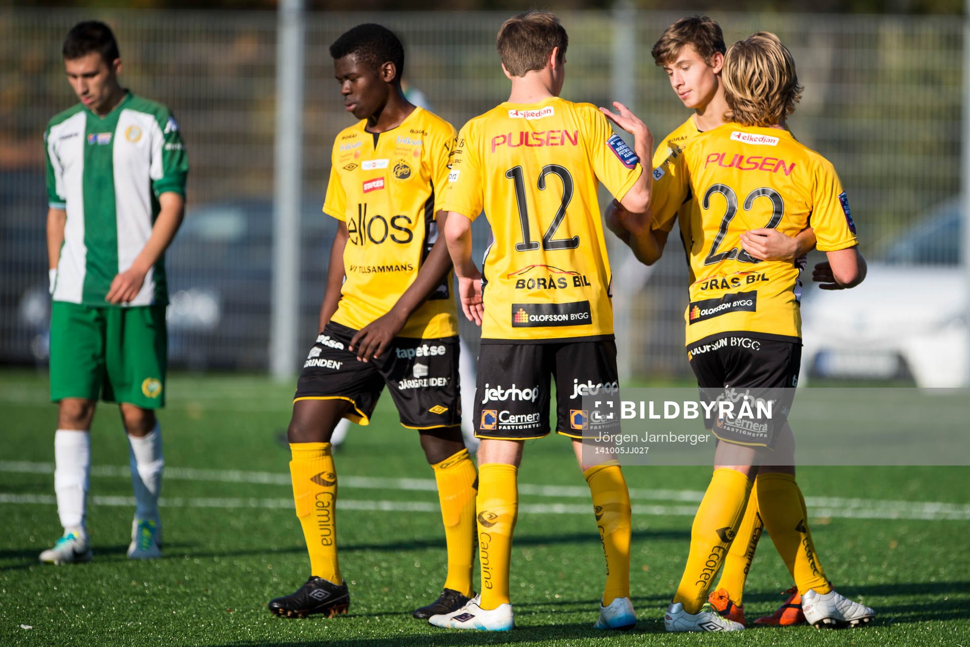 Elfsborgs Filip Varenhed klappas om av lagkamrater
